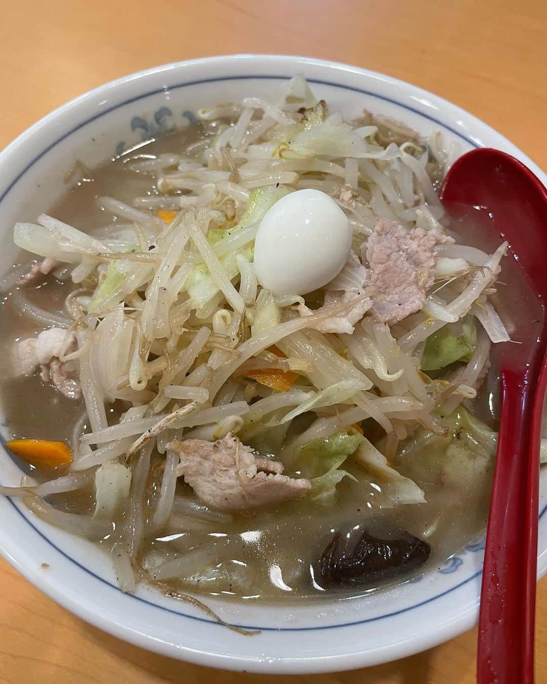前田友理香のインスタグラム：「とーっても美味しいラーメン頂きましたぁ👏  チャーハンも美味しかったです🤭  タンメン！！  翌日、お通よかったです✨  素晴らしすぎましたぁぁε(*╹◡╹*)з  次に行った時は生姜焼きらーめんセット頼むぞぉい！！！！！  PR #麺屋三田郎 #小岩グルメ #小岩ラーメン #小岩ランチ #小岩中華 #新小岩グルメ #新小岩ラーメン」