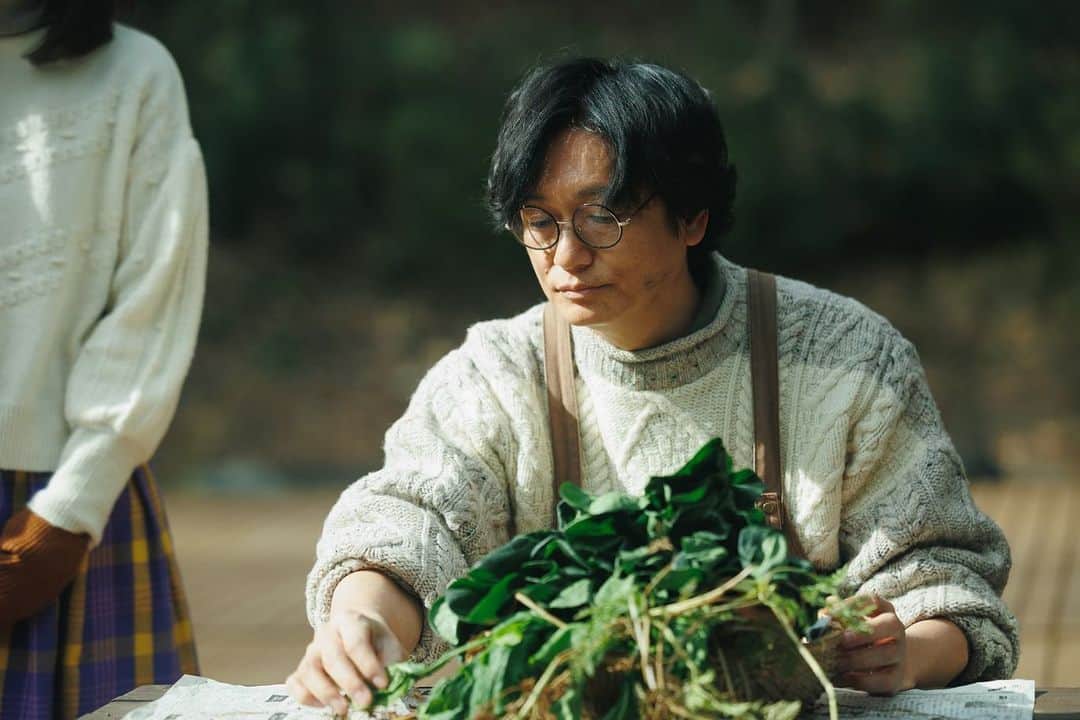 のインスタグラム：「井浦さんササポン。  新しい劇中ショットが解禁になりました。  穏やかで、決して自分のペースを崩さず、そっとアキコを見守りながらも自分の人生を楽しんでいらっしゃる人。  周りの人に優しく、でも、親切心を押し売りすることは決してなく、そして、それを特別凄いことだとは思っていない。  いつでも一人で生きてく準備と穏やかな覚悟があって、人に寄りかかることもない。  もちろんのこと、多くの人と同じように、過去に大きな傷を抱えているけれど、それは過ぎ去ったことであると受け止めている、そんな流れる水のような人。   余計なことは言わず、決して上から目線でアキコをお説教することもなく、あくまで目線は対等で、でも、困ったときには必ず助けてくれる。  そんな井浦さんササポンが素晴らしいので、11/3は映画館に会いに来てください。  (その前に、明日10/7の有村藍里どんとのトークショーでお会いしましょう🥰)  @el_arata_nest  @tsundoru_movie」