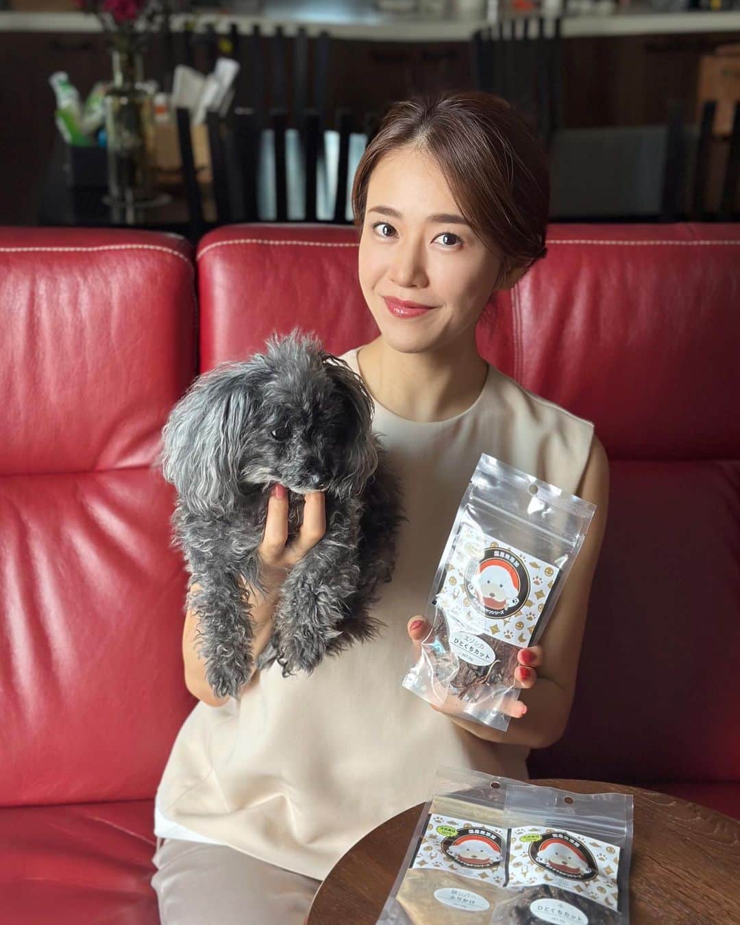 しろまっするのインスタグラム：「・ 実家帰省中に頼んだCoco🐶の新しいおやつ(*´`) 国産天然素材使用していて、無添加なので安心🍖  気に入ってくれて良かった🤭🫶  #PR #pochi_tama_shop #わんこのいる暮らし #ワンコのいる生活 #しろの相棒 #しろまっする」