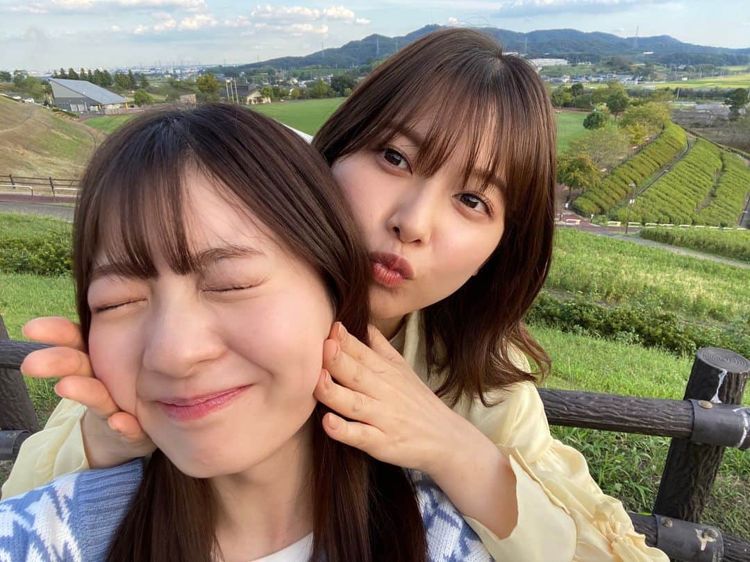 のインスタグラム：「. |◤#BF劇中写真 🖼◢|  沙奈の部屋には 家族で旅行に行ったときの 思い出の写真が飾ってあります。 仲良し姉妹の劇中写真をお届け💭  #TVer 第1話見逃し配信中📡 プロフィールのURLからお楽しみください❕  #渡邉理佐 #星乃夢奈 #ブラックファミリア #第2話10月12日木曜よる11時59分」