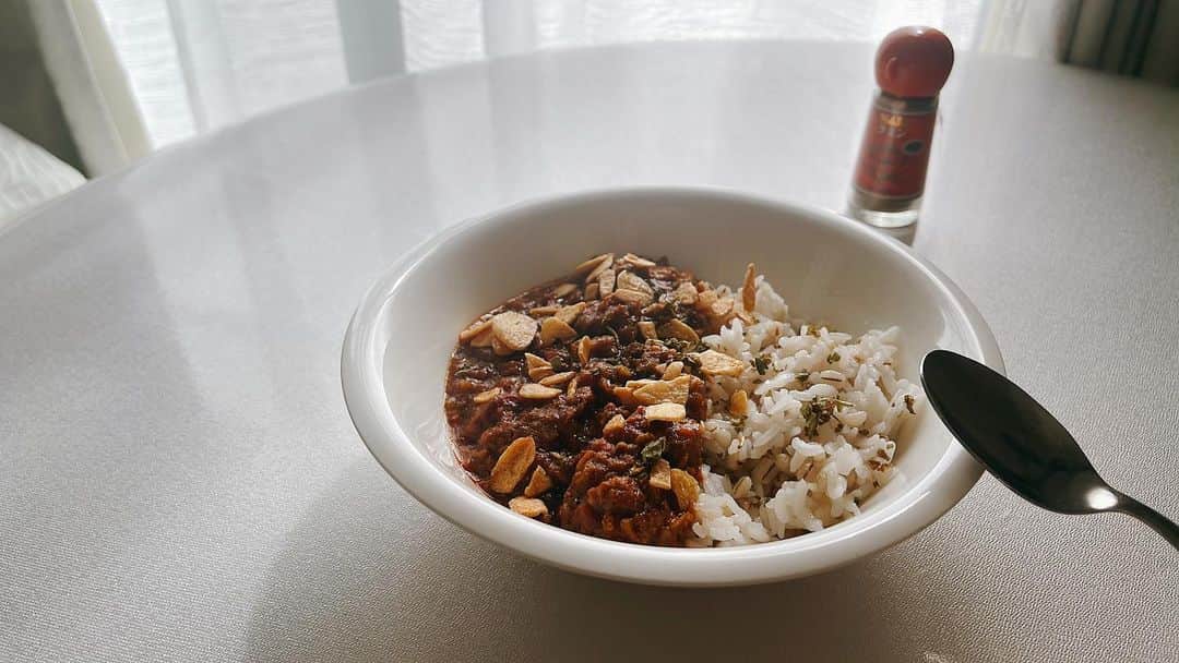 のインスタグラム：「カレーライスだいっすき！！  自分で作ったかのように見せといてこれはレトルトです☺️  @aspoo02 あすぽんに感謝✨」
