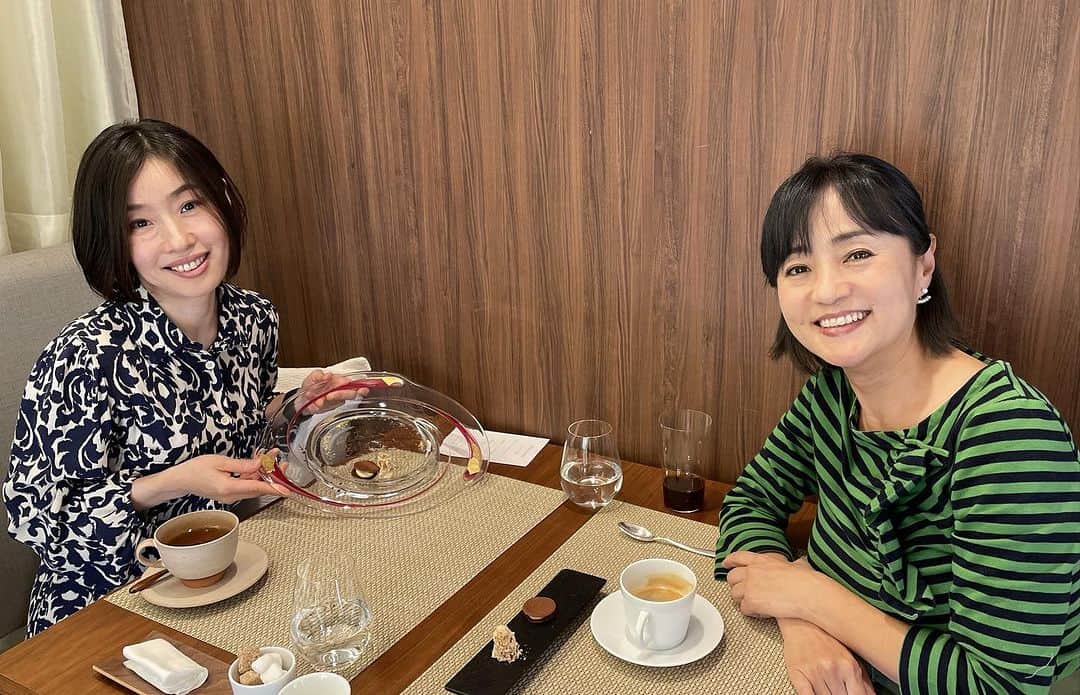 のインスタグラム：「妹キターーーー 以前行って、おいしかったフレンチに連れてったら 喜んでくれたっぽい。  予約する時、メッセージプレートに文字書きますか❓という項目があったので その時思いついたことを書いたのですが、、、 そのことすっかり忘れてて、 デザートプレート出てきた時 ビックリしました。 妹へのサプライズだったけど、 自分でも笑ってしまった。。。」