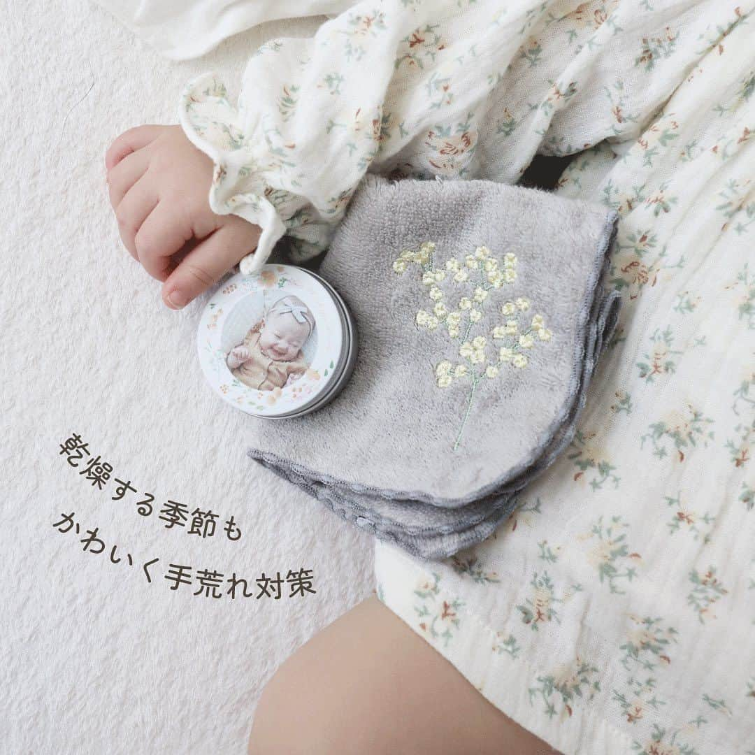 Babyful Storeさんのインスタグラム写真 - (Babyful StoreInstagram)「【ちょっとしたありがとうに、ピッタリなギフト】ハンドクリーム&今治タオルセット  人気のハンドクリームと、プレゼントにピッタリな今治タオルの入った 秋冬におすすめのギフトセット。 オリジナルのボックスがついているのでそのままお渡しできちゃいます♡  なんでもない日だからこそ、「いつもありがとう」の気持ちを込めて だいすきな人をいたわるギフトを送りませんか♪  ーーーーーーーーーー  今回ご紹介したアイテムはこちら▼ 商品名：ハンドクリーム&今治タオルセット[ブラウン] デザインテンプレート：colourful flowering herb[orange]  ▶︎ プロフィールのリンクから、商品の詳しい情報をチェックしてみてくださいね！→ @babyful_official  ーーーーーーーーーー \ #ベビフル 投稿募集中/ べビフルでは #ベビフル をつけてくださった方をストーリーズで紹介していますぜひ可愛いお写真や動画に＃をつけてご投稿ください  #ベビフル #写真グッズ #フォトグッズ #名入れギフト #写真ギフト #オーダーメイド #プレゼント #ギフト #オリジナルグッズ #写真整理 #おしゃれ雑貨 #スキンケア #今治タオル #ｍｙベビフル #こどものいる暮らし #思い出 #何気ない瞬間を残したい #愛すべき日常を写真で残そう」10月6日 18時09分 - babyful_official