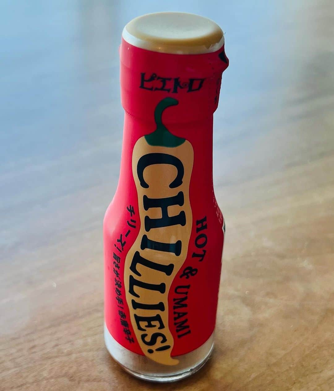 のインスタグラム：「万能スパイス  スパゲッティ以外にも使えて かなりオススメです。 ピザやたこ焼きにかけても美味しい♪  #ピエトロ #チリーズ  #スパイシー今井」
