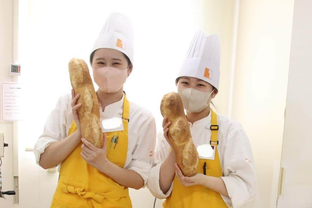 神戸製菓専門学校（公式）さんのインスタグラム写真 - (神戸製菓専門学校（公式）Instagram)「🥐製パン本科(昼1年制)🥐 本日は製パン本科(昼1年制)の様子をお届けします！🍞 後期の授業からは作る種類数も難易度もUP✨  ～今日のメニュー～ #チーズクロワッサン #シュトーレン #ゾンネンブルーメンブロート #α食パン #パンオショコラ #フランスパン  今日は1日で6種類も作りました‼🍞🥯🥐🥖 酵母を使ったドイツの伝統的なパンや クロワッサンの生地、クリスマスまでに 食べられることでお馴染みのシュトーレンなど、 様々なバリエーションのパンに触れました🥐  「何回も復習しているフランスパンが 今日はやっと綺麗に割れました✨」と 嬉しそうに報告してくれた学生さんもいました♪🥖☺️  あと約半年、パン職人としての 自信をさらにつけていきましょう！👌  --------------------------  関西唯一、製パン中心で1年間学べる 神戸製菓には全国からパン好きが集まります♪  基本から応用まで160種類以上のパンを修得😀  パン作りを専門的に学んでみたい方は まず体験ができるオープンキャンパスや 1年制学科説明会へお越しください😆  #神戸製菓　#神戸製菓専門学校  #製パン本科　#パン職人　#パン屋　#パン作り　#食パン #パン　#パン活  #製パン専門学校　#製パン　#神戸　#三ノ宮　#pattistagram2023」10月6日 18時10分 - kobeseika_info