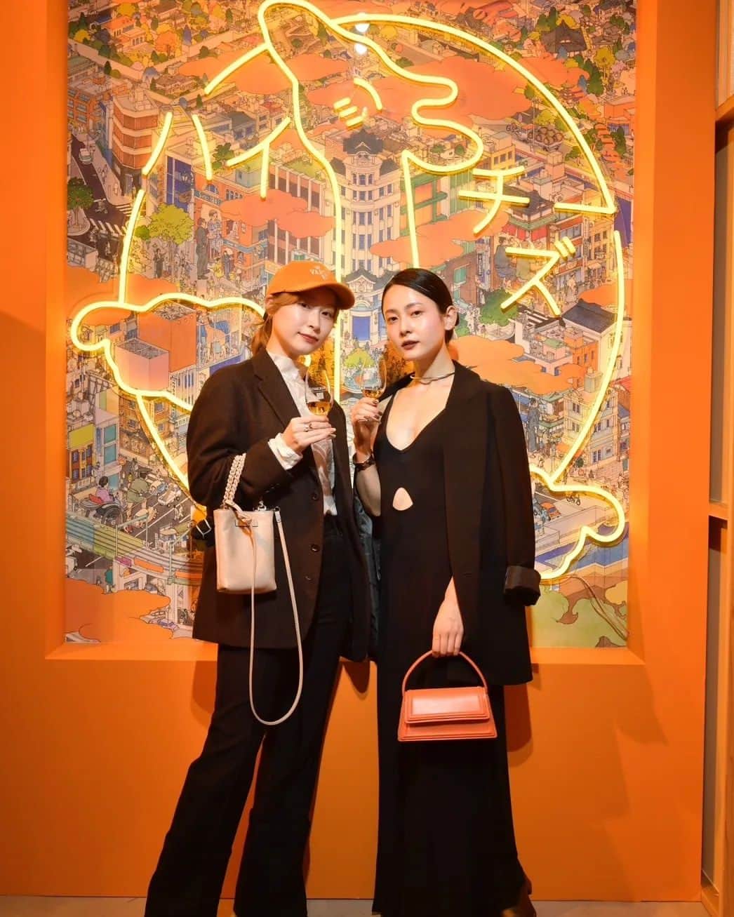 小川琴美さんのインスタグラム写真 - (小川琴美Instagram)「Glenmorangie A Tale of Tokyo グレンモーレンジィ トーキョーの ローンチパーティーへ招待していただきました。  さりちゃんと2人で楽しんできたよ〜 @zono_55 UFOキャッチャー下手すぎて怒られた  酸味の効いたオレンジにスパイスがふんだんに使われたウイスキー、美味しかったな  #PR #グレンモーレンジィ #Glenmorangie #ATaleofTokyo #DrinkResponsibly」10月6日 18時10分 - koty______