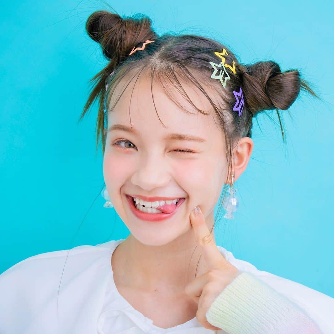 ニコ☆プチのインスタグラム：「🪞🪄︎︎🎀  明日から3連休だね😚💕 みんなは何をしてすごすのかな？  おでかけの日にしたいメイクを10月号で公開中🌟 ずっとかわいくいられる魔法💞 みんなマネしてみて😆🍒  📸Photo by Tsutsumi Hiroyuki 👗Stylist by @pirolichan  💄Hair&Make by @ai.ichioka  👧🏻Model by @0401.riana  #ニコプチ #小学生ファッション #小学生メイク #おでかけメイク #カンタンメイク #ニコプチモデル #ロガチ莉杏奈」