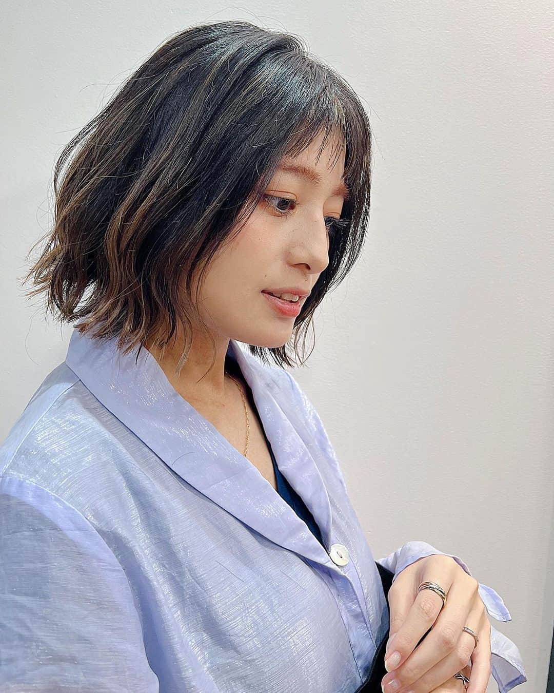 寺本愛美のインスタグラム：「髪とスイミングの話。 ヘアメンテナンスしました。  頻繁にはなかなか難しいので 数ヶ月のことを考えての髪型。  セルフでしたら 痛い目をみる前髪も しばらくいけるように 短めに。  グラデーションも生かして 伸びても違和感ないようにしてもらいました！！ * * * そして 最近  マタニティスイミングをはじめました。  チビ美の時は ギックリ腰....坐骨神経痛が悪化してしまったり 安静安静の日々で 動けない日の方が多くて  今 日常生活を通常に おくれてることに感謝して 気を使いながら 適度な運動を 心がけ......  結構 ガッツリ泳いでます。 バタフライが できなくなってて 練習中。  スイミングのおかげで 体力も維持できてる。 身体もほぐれてる。 いい。  けど どうしても髪の色が抜けやすく 痛みも出てきてる気がするので そこが悩みどころです。  涼しくなってきて お湯にあったまりやすくなったから トリートメント時間気持ち多めにしてる。 #ヘアメンテナンス#テラ美髪 #マタニティスイミング」