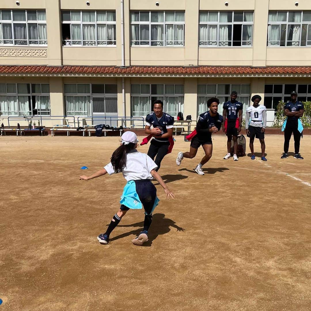 エレコム神戸ファイニーズ公式さんのインスタグラム写真 - (エレコム神戸ファイニーズ公式Instagram)「〈 𝐅𝐋𝐀𝐆 𝐅𝐎𝐎𝐓𝐁𝐀𝐋𝐋 〉  10/6(金)神戸市立本庄小学校にて フラッグフットボールの授業を行いました🏈 本庄小学校の皆さま、誠にありがとうございました✨  ✍🏻…当日の様子はHPにも掲載しています。  #エレコム #神戸 #ファイニーズ #elecom #kobe #finies #エレコム神戸ファイニーズ #xleague #Xリーグ #americanfootball #football #アメリカンフットボール #アメフト #フラッグフットボール #flagfootball」10月6日 18時13分 - finiesfootball