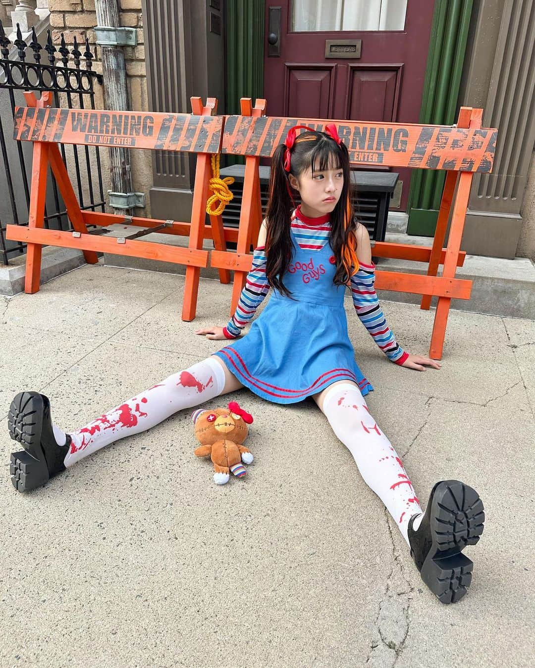 豊川亜咲さんのインスタグラム写真 - (豊川亜咲Instagram)「🎃🌏 . チャッキー 仮装で🍭ハロウィンユニバ行ってきたよ👻🧡 いっぱい写真撮ったよ🚧🦇🙀🩸  #ユニバ#usj#ハロウィン#ユニバ #仮装#チャッキー#チャッキーコスプレ#ハロウィンユニバ」10月6日 18時13分 - a_chan_1o3o