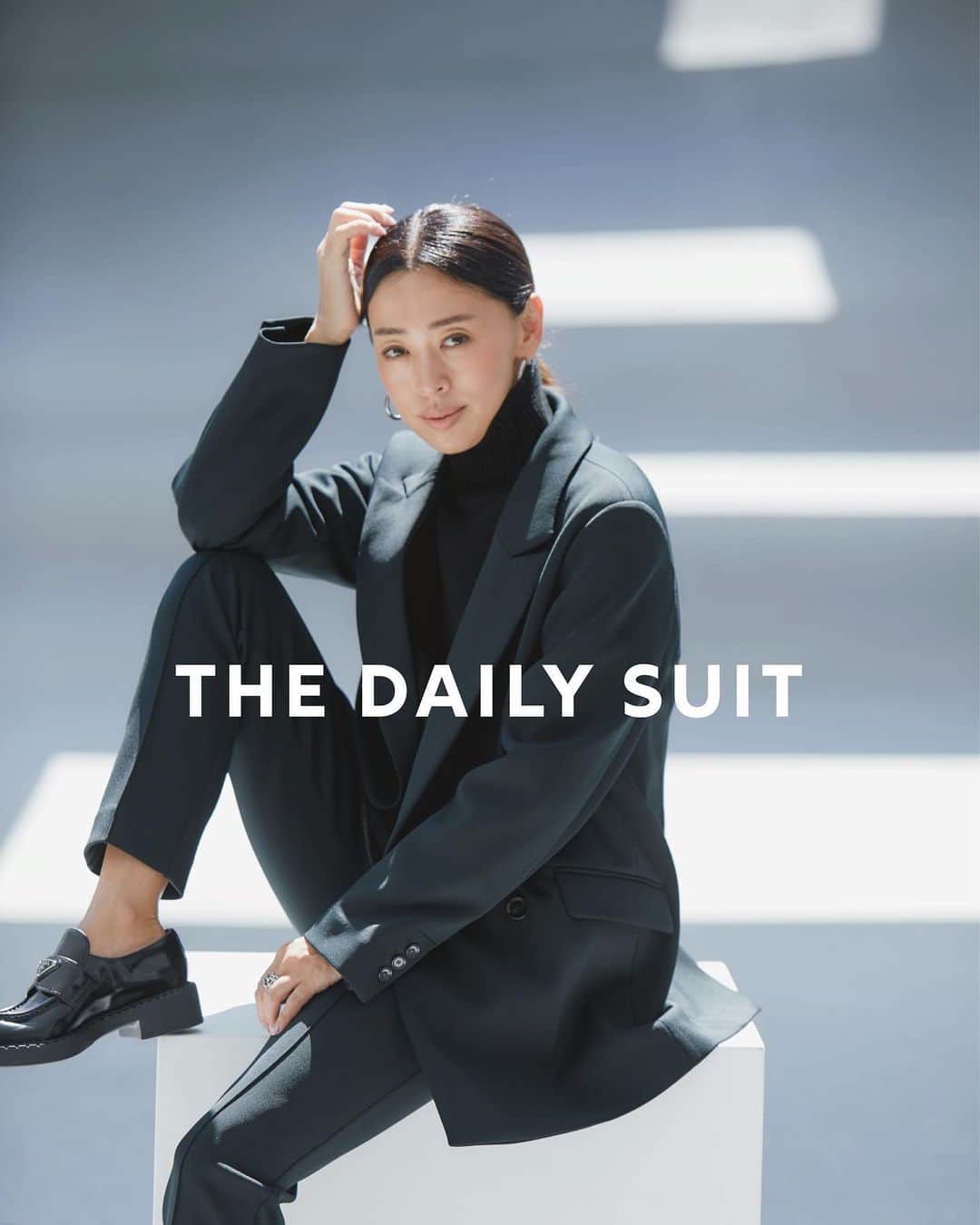 野沢和香のインスタグラム：「明日７日21時〜DAILY  DOUBLE SUIT が発売になります🖤 @werthy.official の自信作！ 本日20時〜インスタします🙋‍♀️  自分の姿にときめくようにDAILYにスーツを着てもらいたい✨そんな想いから、肩の凝らないストレッチの効いたジャージ素材からできた軽〜いジャケット&スラックスを作りました。  なんとパンツはヨガもできちゃうほどです♪ Bigシルエットのジャケットはパッとがなく、着心地もさることながら、肩が軽く落ちるので、どんな体型の方にも寄り添って馴染むのです😍 ハンサムなのにとっても女性らしいシルエットになるジャケットです。 似合うジャケットがない！なんて思っていた方、ぜひ一度袖を通していただきたい✨ しわにもなりにくくて、イージーケア😍 しかも大きめのお造りなのでこんな厚手のセーターにコート感覚で来ていただけます♪  パンツは今回は万能なストレートシルエット！一番使いやすい綺麗めパンツになりました✨ ビヨンビヨンに伸びるストレッチ素材なのにセンターシームがどんなに動いてもキチンと見えを実現してくれます🙌  しかも今回は丈をお選びいただけるように Sショート、Sトール Mショート、Mトールの4パターン作りました♪  写真はS-Short でちらっと足首みせ、トールサイズはワンクッションさせたりヒールではく脚長シルエットを実現します🖤  ホワイトもあります🤍  この後20時〜インスタライブでご紹介させてください！🙋‍♀️ またまた最後にポップアップの情報をお伝えします♪  @werthy.official のホームページが先ほど更新されたのでぜひチェックしてみてください♪」