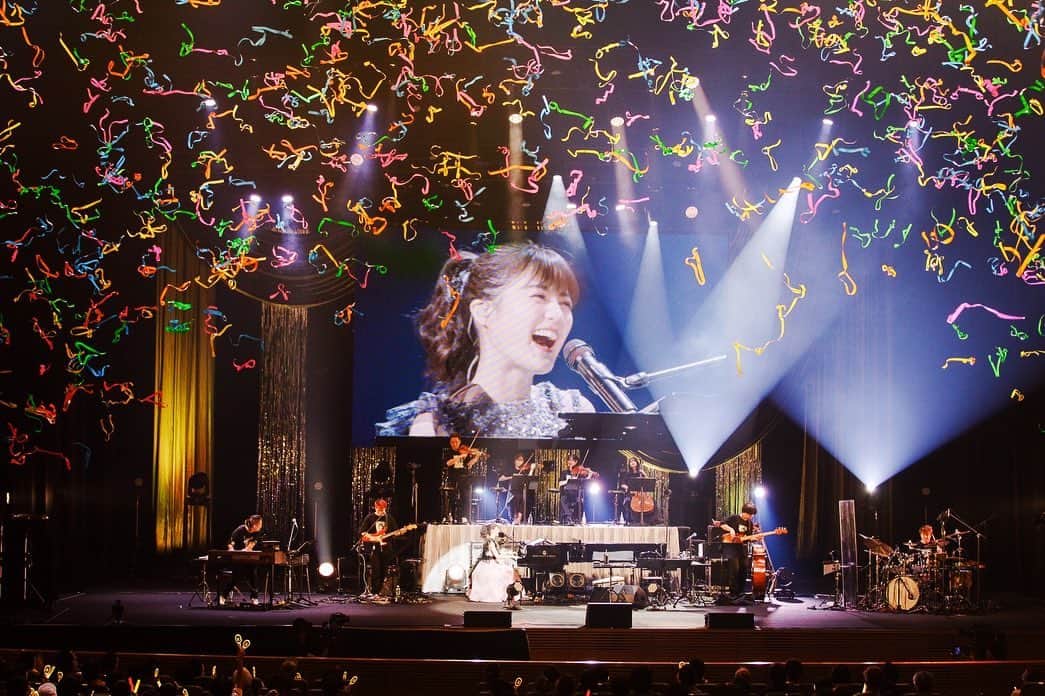のインスタグラム：「ピアノたくさん弾いたなぁ〜 今回は自作曲も含めて、 10曲弾き語りしました✨🎹 ヴァイオリンもちょびっとだけ🎻  #ikutour」