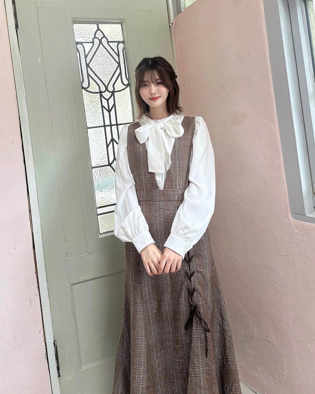 市川美織のインスタグラム：「最近ちょっと涼しくなってきたね🍂  そろそろ秋服の出番のようです☺️  この日は自分がつくったお洋服着てお仕事行ったよ♡ このスカートのシルエットがうちゅくしい🫰  早くみんなに届いてほしいなぁ♪  #低身長コーデ  #低身長女子 #小柄ファッション #小柄女子  #秋服 #秋服コーデ #チェックスカート  #fashion #ootd #みおりん服」