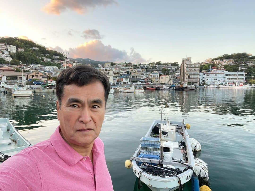 石原良純のインスタグラム：「夕暮れ時の神奈川県、真鶴漁港。夕凪の水面を渡る微風は半袖姿には冷たい。やっと訪れた秋に、ケチをつけてはバチが当たるというものだ。富士山も初冠雪に満足気だった。 でも、漁協の岸壁は真夏に訪れるものかも。目一杯遊んで日焼けして、ヒリヒリとシャワーを浴びて、岸壁でビール。そんな夏をここ数年、忘れていた。来年こそ。」