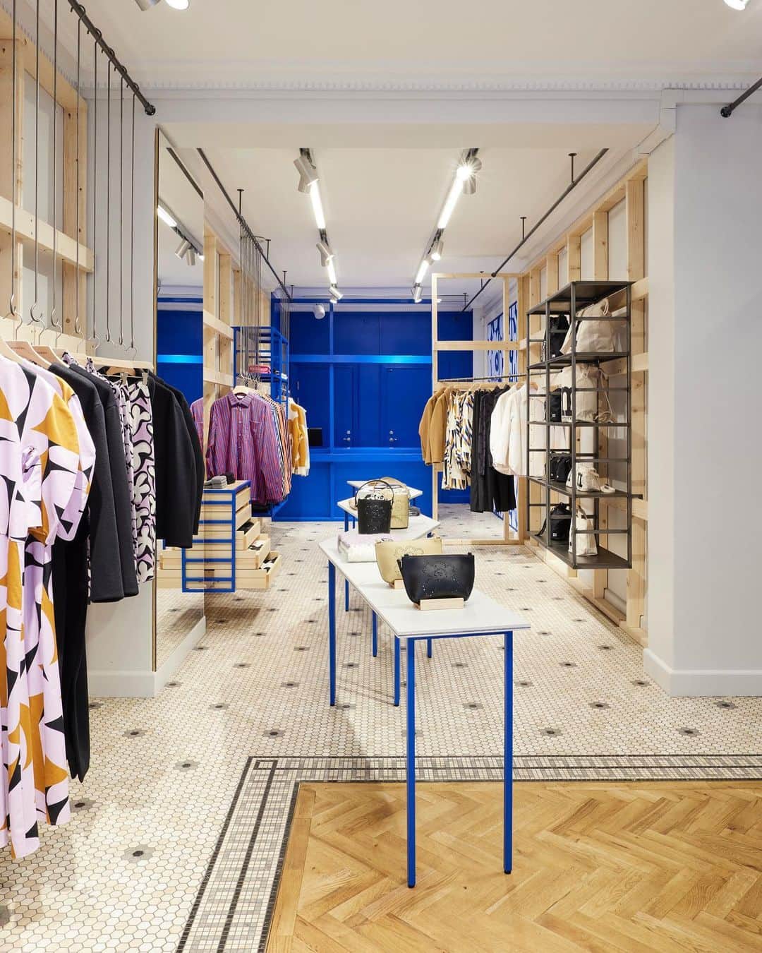 マリメッコのインスタグラム：「We’re open, Copenhagen! 🎊   Welcome to Pilestræde 29. The newest embodiment of our modular store concept where an inspiring shopping haven, creative hub, and design studio-turn-event space intersect.    Discover our latest clothing, bags, and accessories in-store, and join our community to hear about our home decor pop-ups.   Ready for the weekend? Mark these treats in your calendar:  Friday: Goodie bags for the first 50 customers  Saturday: Omelet pop-up by Psyche Café from 10am-2pm  All weekend: Free Marimekko logo bag when you spend over 1000kr in-store  📍 Pilestræde 29, Copenhagen  🕙 Opening hours: Mon-Fri 10-18, Sat 10-17, Sun closed  We can’t wait to see you! #marimekko #copenhagen」