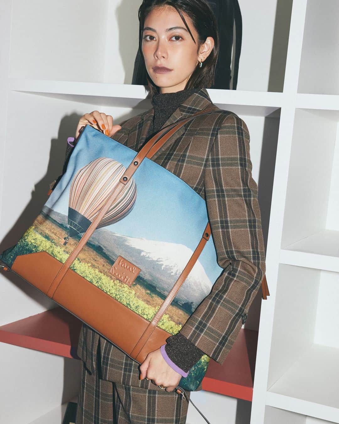 Paul Smith Japanさんのインスタグラム写真 - (Paul Smith JapanInstagram)「東京・原宿のBANK GALLERY（バンクギャラリー）で開催中のポップアップイベント『ポール・スミス ストライプを紐解く − STRIPE, UNFOLDED』にモデルの森星さんとUTAさんがご来場。「シグネチャーストライプ」の現在と過去を紐解くインスタレーションとポール・スミスの世界観をご体験いただきました。  ポップアップイベントは10月15日（日）まで。 ※入場無料（予約優先）  詳細はプロフィール のリンクからご覧ください。  #stripeunfolded Photo by FASHIONSNAP」10月6日 18時17分 - paulsmithjapan