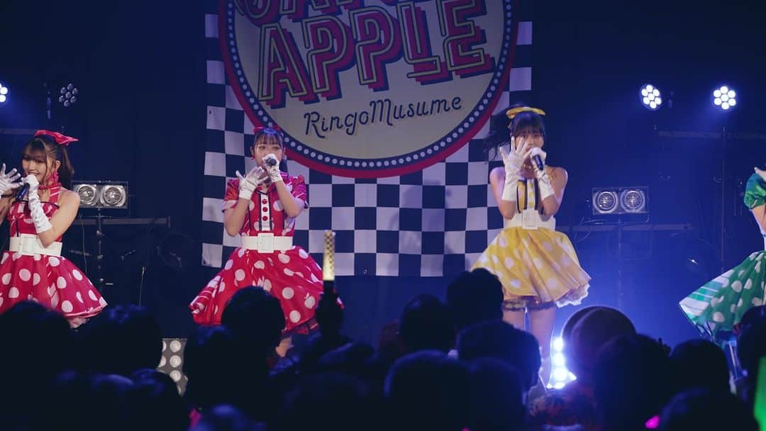 のインスタグラム：「. #りんご娘  ONE-MAN LIVE 2023 SUMMER🌻 『わかっちゃいるけど やめられない』 東京公演（代官山UNIT）より「Candy Apple 〜恋はあせらず〜」LIVE映像をYouTubeに公開!! #candyapple #代官山UNIT」