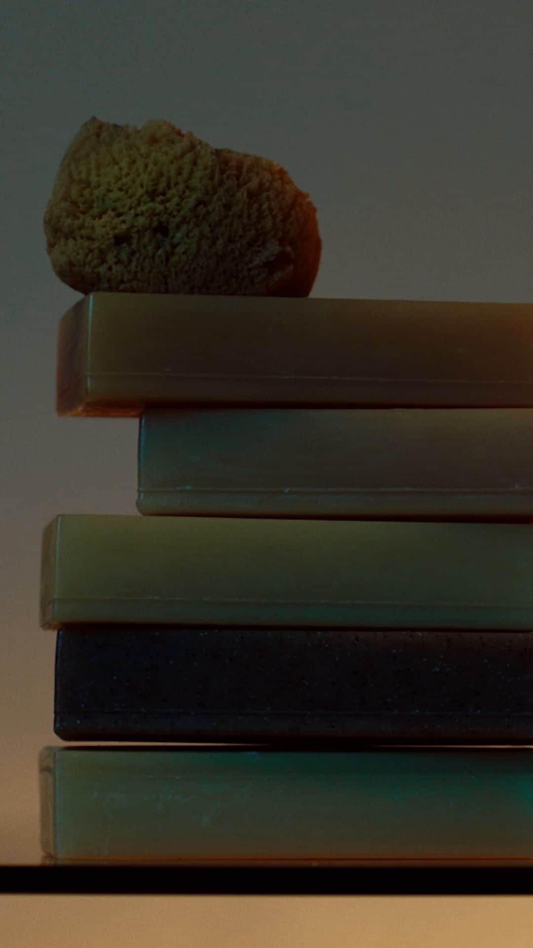 イソップのインスタグラム：「Making the mundane marvellous.   Pleasure lurks in plain places—be it a finely crafted loaf of sourdough, or the daily act of cleansing one’s face. In conversation with interviewer, curator and writer Paul Holdengräber, our creative director Aï Kato and head of European store design Jean-Philippe Bonnefoi discuss the simplicity that runs through our formulations, designs and sensibilities.   Watch the full film—directed by Catherine Hyland—on NOWNESS through the link in our bio.」