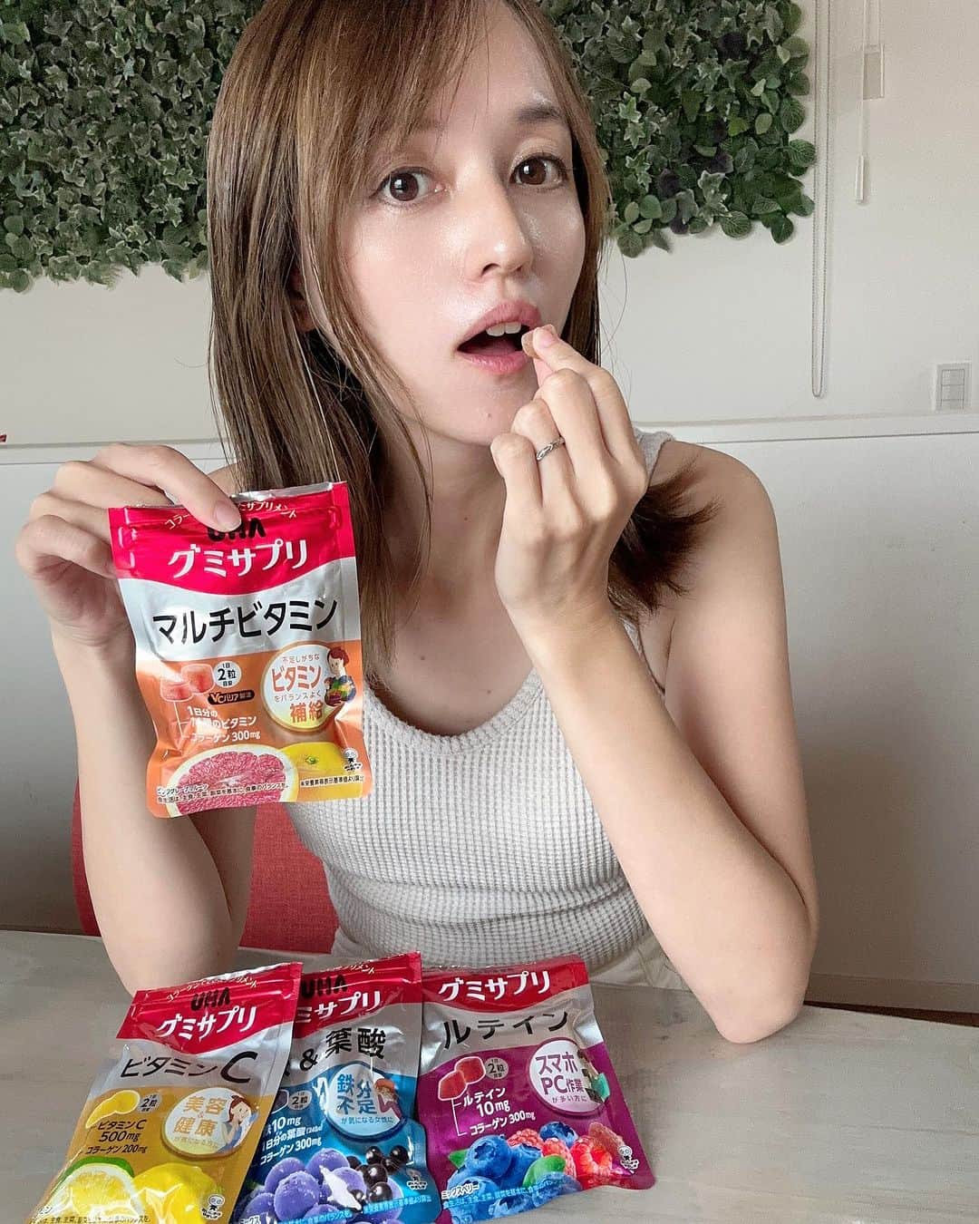 のインスタグラム：「前にも紹介したと思うけど 美味しい美味しい @uha_mikakuto_hb の #グミサプリ 🧡  ○マルチビタミン ○ビタミンC ○鉄&葉酸 ○ルテイン  グミだからいつでも食べられるし とにかく美味しくて食べやすい🎵  美味し過ぎて食べ過ぎ注意⚠️笑  #コラーゲン も摂れていいですよ！  結構貧血気味なので 鉄分葉酸摂取出来るのありがたいな！  11種類のビタミンが摂取出来るマルチビタミンもお気に入り🎵  毎日のお楽しみグミにしてる🧡  もっと沢山種類があるようなので 是非チェックしてみてね🧡  美味しく手軽に健康管理しよう🎵  @uha_mikakuto_hb   #PR#鉄#葉酸#ルテイン#ビタミサプリ #グミサプリ #グミ習慣#サプリ#ビタミンc #葉酸サプリ #鉄サプリ #健康管理#美肌サプリ」
