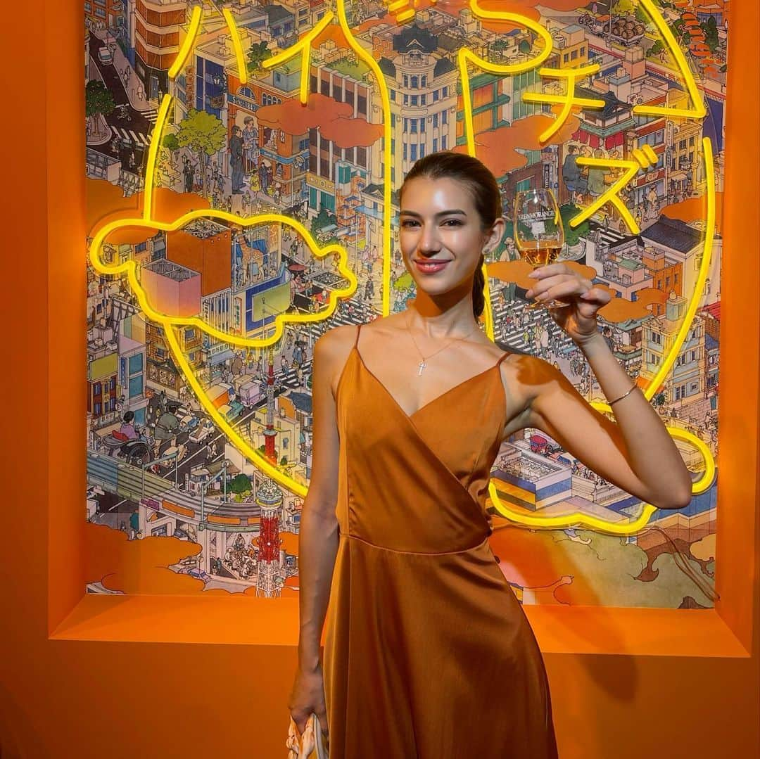 SARAさんのインスタグラム写真 - (SARAInstagram)「@glenmorangie から限定に出たウィスキー A Tale of Tokyo 🧡 華やかなオレンジ空間なパーティーで一足早く頂きましたっ 甘くて味深く、パッケージも東京のモチーフで可愛かった〜 海外の方へのプレゼントにも良さそう  お酒は20歳からね🤞🏻   #PR #グレンモーレンジィ #Glenmorangie #ATaleofTokyo #DrinkResponsibly」10月6日 18時19分 - sara_pizzo