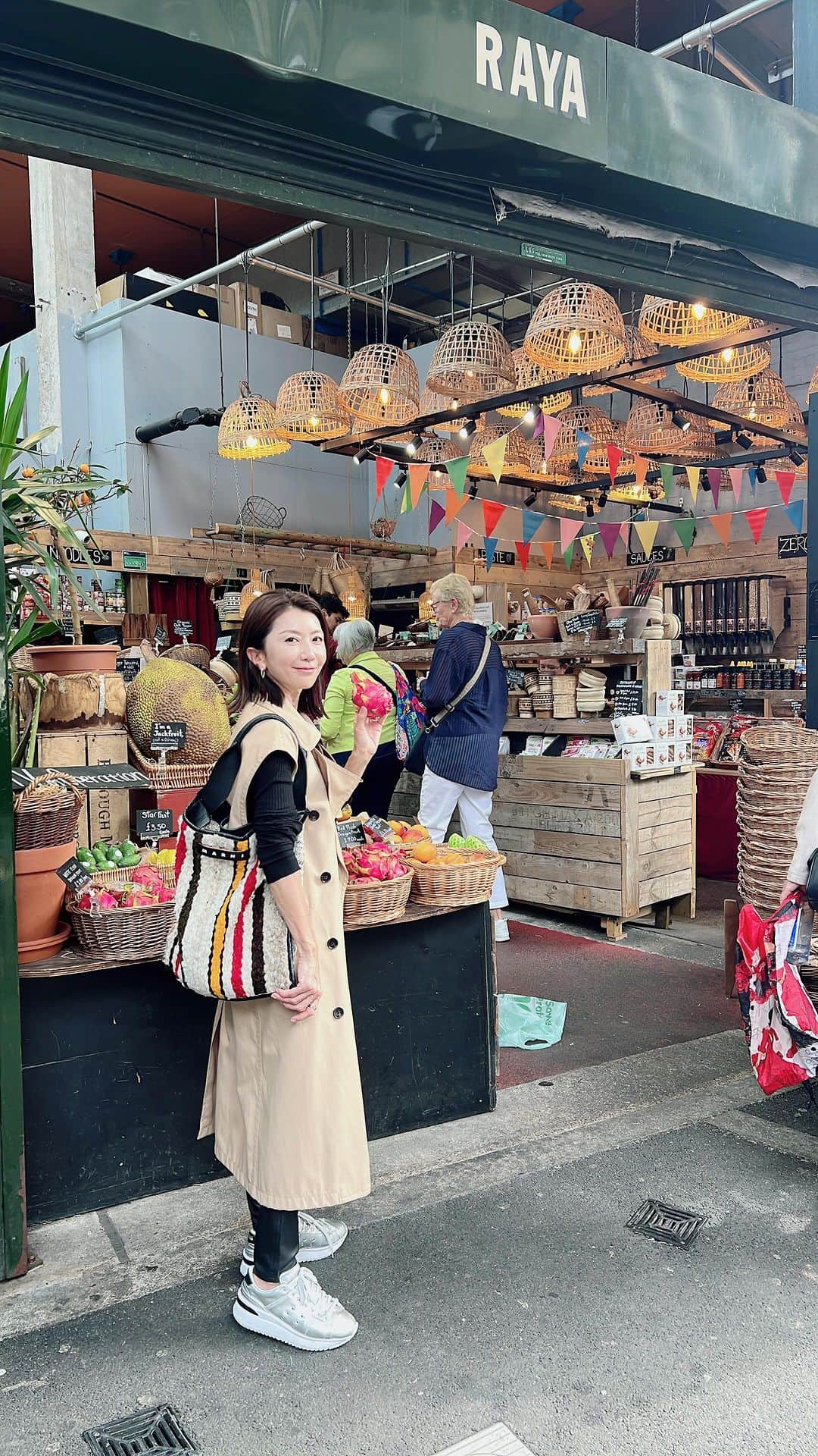 坂田陽子のインスタグラム：「ベトナムを経由してロンドンへ。 ユーロスターでパリに移動して数日。 帰国しました！ 毎日が充実しててストーリーズを上げる暇もなかったけど（夜は大体ホテルに戻った瞬間寝落ち笑） ちょこちょこアップしようと思います。 ・ ・ ロンドン3日目。 この日は朝から立岡ちゃんが　 キャナリーウォルフから　#Uberboat に乗り船から #towerbridge  を観させてくれるという粋なプランからスタート。 ロンドンブリッジ船着き場から 素敵な教会横の　#バラマーケット へ。 美味しいコーヒースタンド、パン屋さんやスウィーツ。パイにチーズに野菜にと。美しく美味しそうな物が沢山あって誘惑が過ぎた笑笑 ・ あの歌で有名な笑 #ロンドンブリッジ  を歩いて渡り #ショーディッチ と言われるエリアへ。 ・ ここのお洒落な雰囲気の店　@dishoom  の豆カレーが抜群に美味しかった！ ロンドンは中華街もヨーロッパ最大だし、インド料理やトルコ料理も美味しい😋 お腹も満たされ #スピタルフィールズマーケット　 で古着や食器、アクセサリーなど見ながらアートポスターなどを数点購入。 ・ いよいよ今最もトレンディ笑 イーストロンドンの中でも若者が最も集まるイーストエンドの #ブリックレーン　へ。 かつては治安の悪いイメージが強かったそうだけど 今や街はグラフィックアートにカラフルに彩られ、 自分は自分！と言わんばかりに 性別も年齢も関係無く 個性的で自由なファッションに身を包み、伸び伸びと大らかに街を闊歩する若者達が眩しい笑笑（30年前の私も古着ブームで割とやんちゃな格好してた。遠い目笑） 地下に入った #briclanevintagemarket  は サイケな物からロック、リメイク物などのお店がひしめき合う中で　 ヴィンテージのバーバリートレンチを扱うお店が数店あって （高いんだけど）状態も良くて悩んだ〜（結局購入に至らず😆） ・ 普段はお花屋さんが立ち並ぶコロンビアロードも歩いたけどこの日はマーケットがおやすみ。 秋めいたロンドンのストリートがたくさんのお花で彩られた景色、見たかったなぁ❤️ ・ #ロンドン旅　#イーストロンドン #londonfashion  #londontravel  #eastlondon  #briclane  #ロケ並　#充実した観光 #さすがディレクター @tomokotachioka  #どんどんロンドン好きになる #vintageburberry  #vintagetrenchcoat」