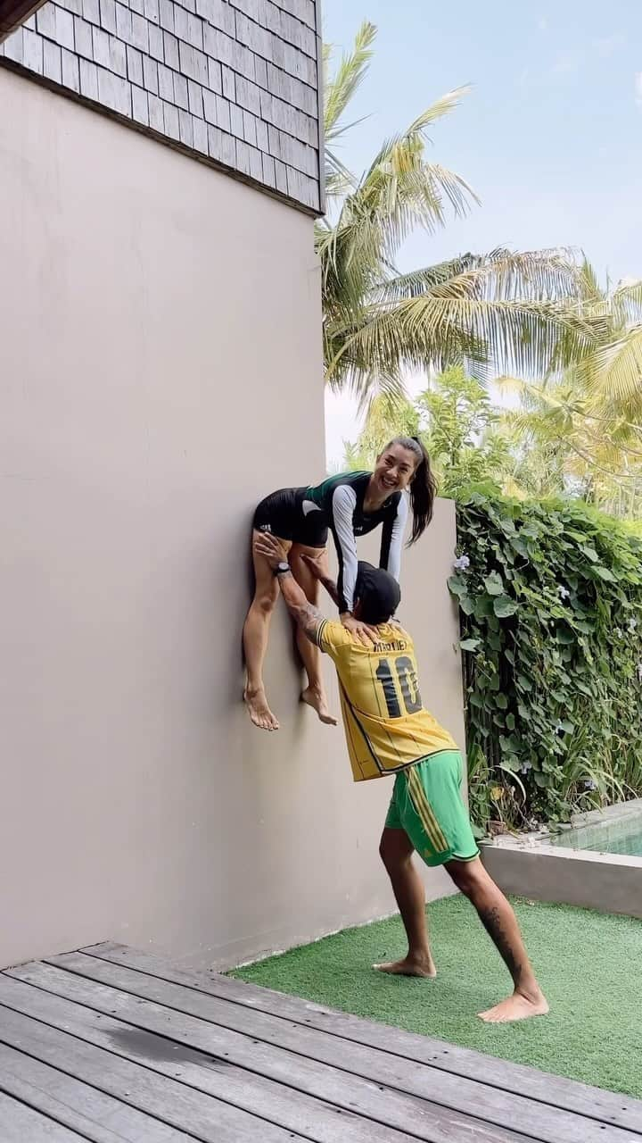 イルファン・バフディムのインスタグラム：「New #teamBachdimChallenge alert 🚨😂❤️ Would you dare to try this ??!?! #couplechallenge」