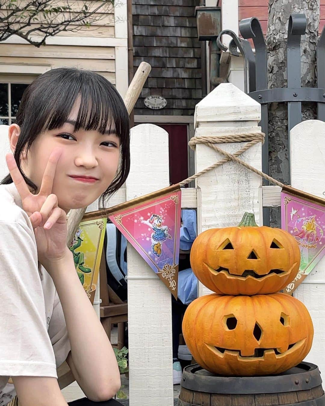 山﨑愛生さんのインスタグラム写真 - (山﨑愛生Instagram)「. 夢の国の写真🎃 〜part2〜  📷 ♡カボチャ🎃黒猫🐈‍⬛ ♡7枚目→カボチャと自撮りしたら、入らなかった！笑 ♡メイプルパンプキン味のチュロス  ##夢の国 #ディズニー #ディズニーシー #disney  #ハロウィン #ハロウィーン #カボチャ #ディズニーハロウィーン  #ダッフィーフレンズ   #山﨑愛生 #パンダさんパワー  #モーニング娘 #モーニング娘23  #morningmusume23」10月6日 18時21分 - mei_yamazaki.official