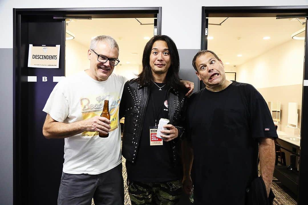 猪狩秀平のインスタグラム：「♪ . パンクレジェンド🤘 . ライブハウスで、しかも大阪で共演出来て嬉しかったです！ 日本楽しんでくださいね〜🇯🇵 . @descendents  .」