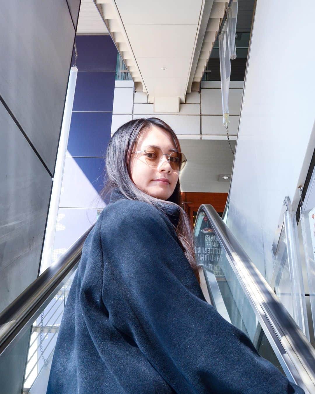 のインスタグラム：「【LESSRIM Collection "KAORI / Shinysilver"】  ふちを極限まで細くし、まるでリムレスの様に仕上げたLESSRIM Collection。 8角形のレンズシェイプのKAORIは、角に丸みがあるので個性的になりすぎず、どなたでもチャレンジしやすいサングラスとなっております。 MYKITA Shop Tokyo、Osakaでしか販売してないエクスクルーシブカラーです、是非店頭にてお試し下さいませ。  LESSRIM Collection "KAORI / Shinysilver"  The LESSRIM Collection is a rimless collection with the rims made as thin as possible. The octagonal lens shape of KAORI has rounded corners, making it a sunglass that is not too unique and easy for anyone to try. These exclusive colors are only sold at MYKITA Shop Tokyo and Osaka, so please try them at the store.  #mykita #mykitalessrim #sunglasses #sunglassesfashion #マイキータ #サングラス」