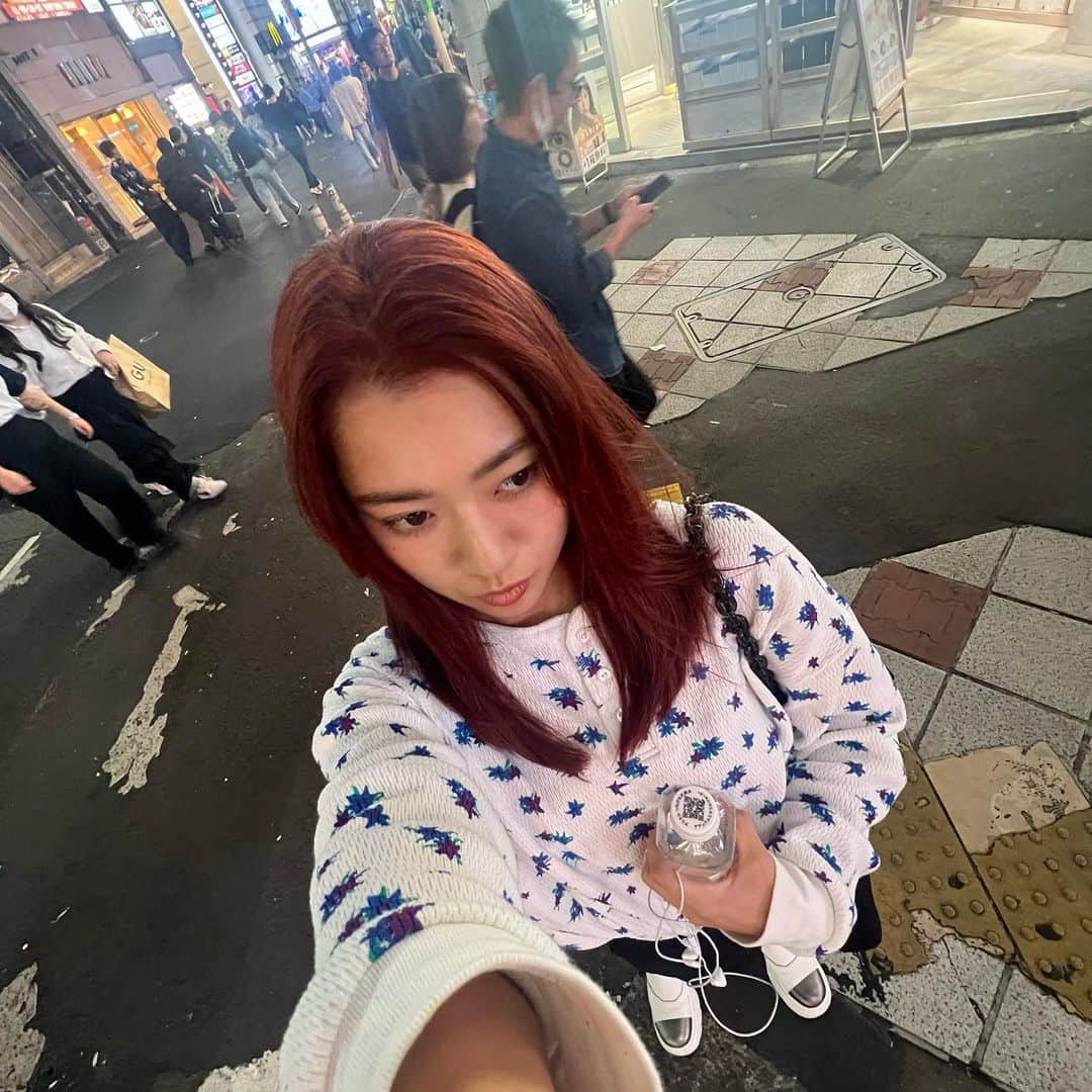武部柚那のインスタグラム：「カラーチェンジしてテンションあがった夜in渋谷🩷❤️  hair by @kogure_tomohiro 🩵」
