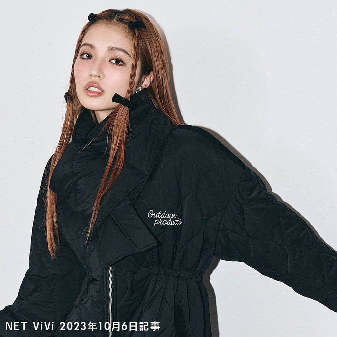 のインスタグラム：「【NET ViVi掲載】  この秋VISでゲットしたいKスタイルをせいらが紹介。 秋も引き続きKスタイルが気になる~!  カジュアルだけど品が良くて、ちょっぴりセクシー なKスタイルをせいらが着こなすよ。 最先端のおしゃれでこの秋誰よりも目立っちゃおう ❤︎   #BVL73010 【STAYC SIEUN着用】【OUTDOOR PRODUCTSコラボ】 マフラー付きキルティングブルゾン【光吸収発熱】 ¥14,080 (税込) ※店舗10月11日入荷予定  @jadorejunonline  #vis_jp#jadorejunonline#ビス #ootd#japanootd#fashion」