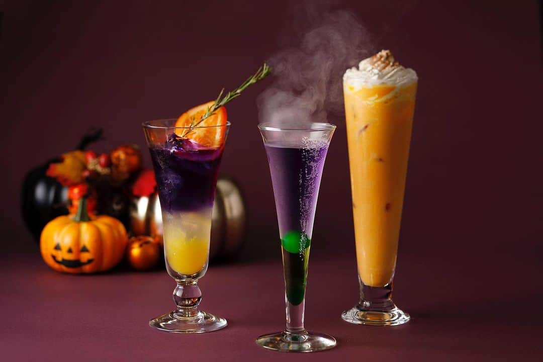 ホテル ニューオータニのインスタグラム：「【今年は優雅に"ホテルハロウィーン"🎃👻】  館内レストランでは、10月31日（火）までの期間限定で「ハロウィーン」にちなんだアフタヌーンティーセットやオリジナルドリンクを販売しております。  🌟気になるハロウィーン商品の番号を①〜⑤でコメントしてください📝  写真1枚目　ハロウィーンモクテル　 ①(左)タワーレストラン「Thriller スリラー」 ②(中央)VIEW & DINING THE SKY 「Mystic Bubble -ミスティック バブル-」 ③(右)ガーデンラウンジ「ハロウィーンラテ」  写真2枚目 ④VIEW & DINING THE SKY 「スーパーアフタヌーンティーセット ～ハロウィーン～」  写真3枚目 ⑤ガーデンラウンジ 「新アフタヌーンティーセット ～ハロウィーン～」  ◇ご予約・詳細は @hotelnewotanitokyo プロフィールのURLより、「ニューオータニハロウィーン」のリンクをタップ👆  投稿で招待券プレゼント🎁 「#ニューオータニハロウィーン」🎃👻  ホテルニューオータニで過ごしたハロウィーンの思い出の写真または動画に「@hotelnewotanitokyo」をタグ付けし、「#ニューオータニハロウィーン」とハッシュタグを付けて投稿してください。抽選でレストランのご招待券またはご優待券をプレゼントいたします。  応募期間：2023年11月5日（日）まで  《豪華賞品》 A賞　ガーデンラウンジ「スーパースイーツビュッフェ」 2組4名さま B賞　レストラン10% off ご優待券　10組 ※1枚につき5名さままで利用可能  #ハロウィン #ハロウィーン #halloween #ハロウィンスイーツ #アフタヌーンティー #アフタヌーンティーセット #パンプキン #カクテル #モクテル #ヌン活 #ハロウィンパーティー #ホテルニューオータニ #ニューオータニ  #ホテル #東京ホテル  #hotelnewotani #newotani #東京グルメ #tokyogroumet #tokyo #japan #ニューオータニスイーツ #スイーツ #ホテルスイーツ #東京スイーツ #東京スイーツ巡り #スイーツ巡り #スイーツ好きな人と繋がりたい」