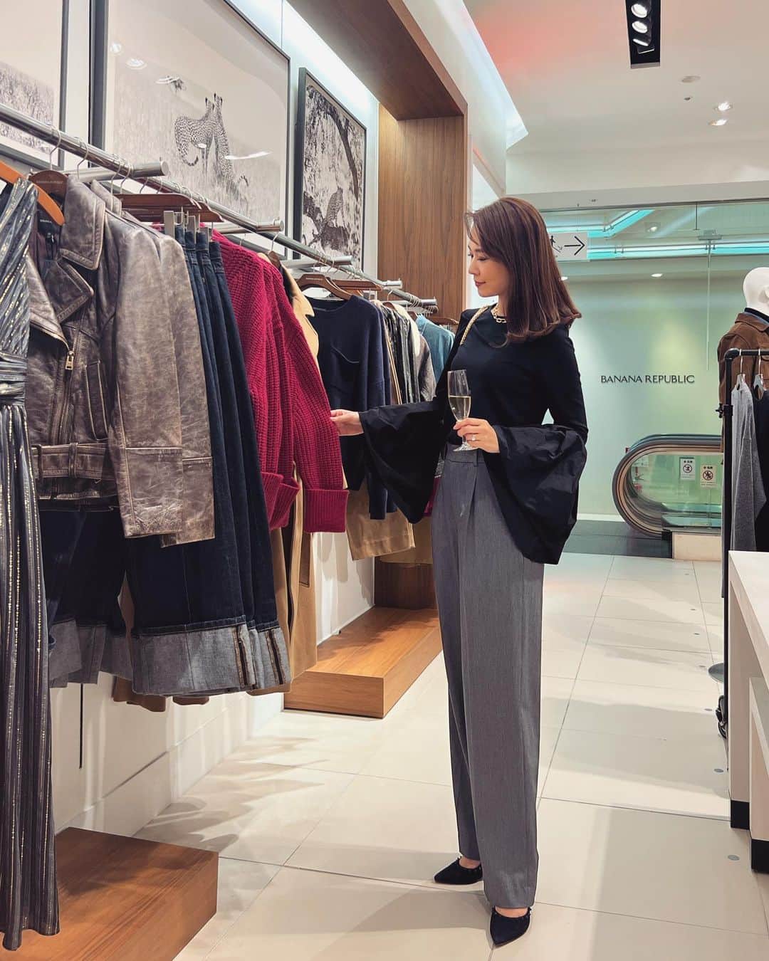のインスタグラム：「. . @bananarepublic_jp  . . BANANA REPUBLIC銀座店のバーナイトに来ています✨ 今日はどなたでも21:00までお酒を飲みながらショッピングを楽しめるスペシャルな夜🥂☺️ 新しいコレクションも沢山入荷しているので、お近くにいらっしゃる方はぜひ立ち寄ってみてください💕  シャンパン飲みながらお買物出来るなんて幸せ☺️ 次回は11月2日に開催されるそうです❣️  #BRBarNight #バナリパ #PR」