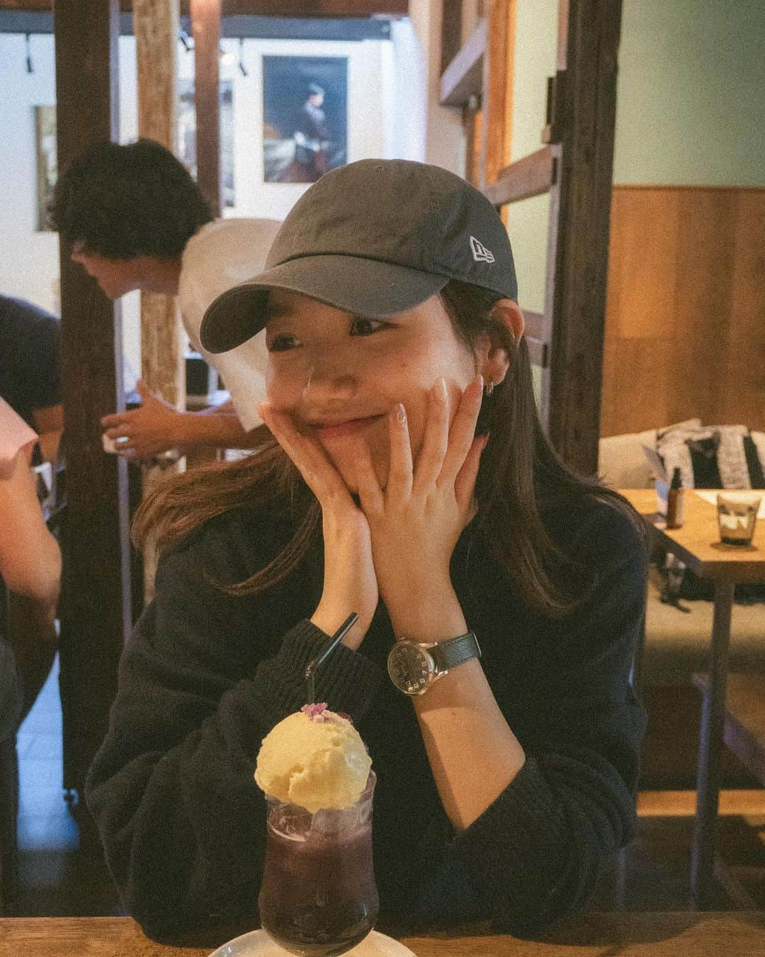 UNAさんのインスタグラム写真 - (UNAInstagram)「指にアイスがついちった🫢  #日暮里カフェ #hagicafe」10月6日 18時25分 - 0314una