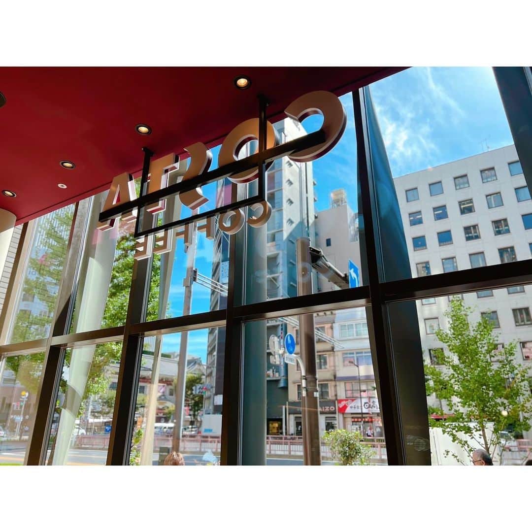 徳山沙季さんのインスタグラム写真 - (徳山沙季Instagram)「. 10月6日openの「コスタコーヒー CURA 銀座店」☕︎ コンセプトはUpliftということでワクワクする空間⤻ 日本では第3号店で初のイートインスタイルでインテリアにもこだわっているそう！ . 限定のフードメニューもありますよ〜‎ ‎◎ フラットホワイトはなんとラテアート入り とっても可愛いです❤︎ トレーニングを受けたバリスタの方が香り豊かなコーヒーを 提供してくださいます！ . そしてコーヒーにも紅茶にも合うのが 秋の期間限定メニュー「スコーンサンド　ハロウィンパンプキン」🎃 スコーンにはさまれたパンプキンホイップクリームが濃厚で、 食べ応えもありました♩ . 今後も店舗が増える見込みだということで、より身近に利用することができそうです☺︎ . . @costacoffeejp  #PR #コスタコーヒー #コスタコーヒーCURA銀座店 #カフェ #Uplift #アップリフト #フラットホワイト #カフェ巡り #東京カフェ #カフェ部」10月6日 18時26分 - saki.whitesnow