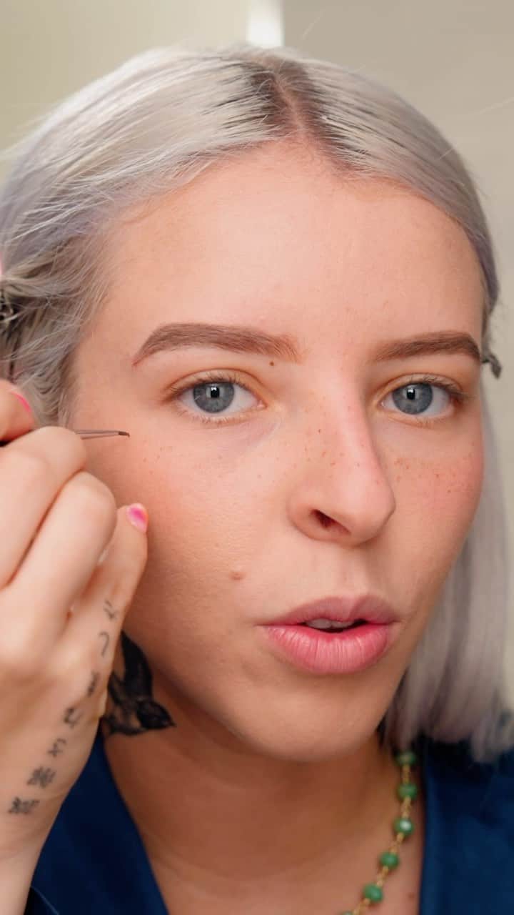 Vogue Españaのインスタグラム：「El truco de @itsyoungmiko para potenciar sus pecas ✨ {Puedes ver el vídeo completo en el link de la bio de @voguespain}」