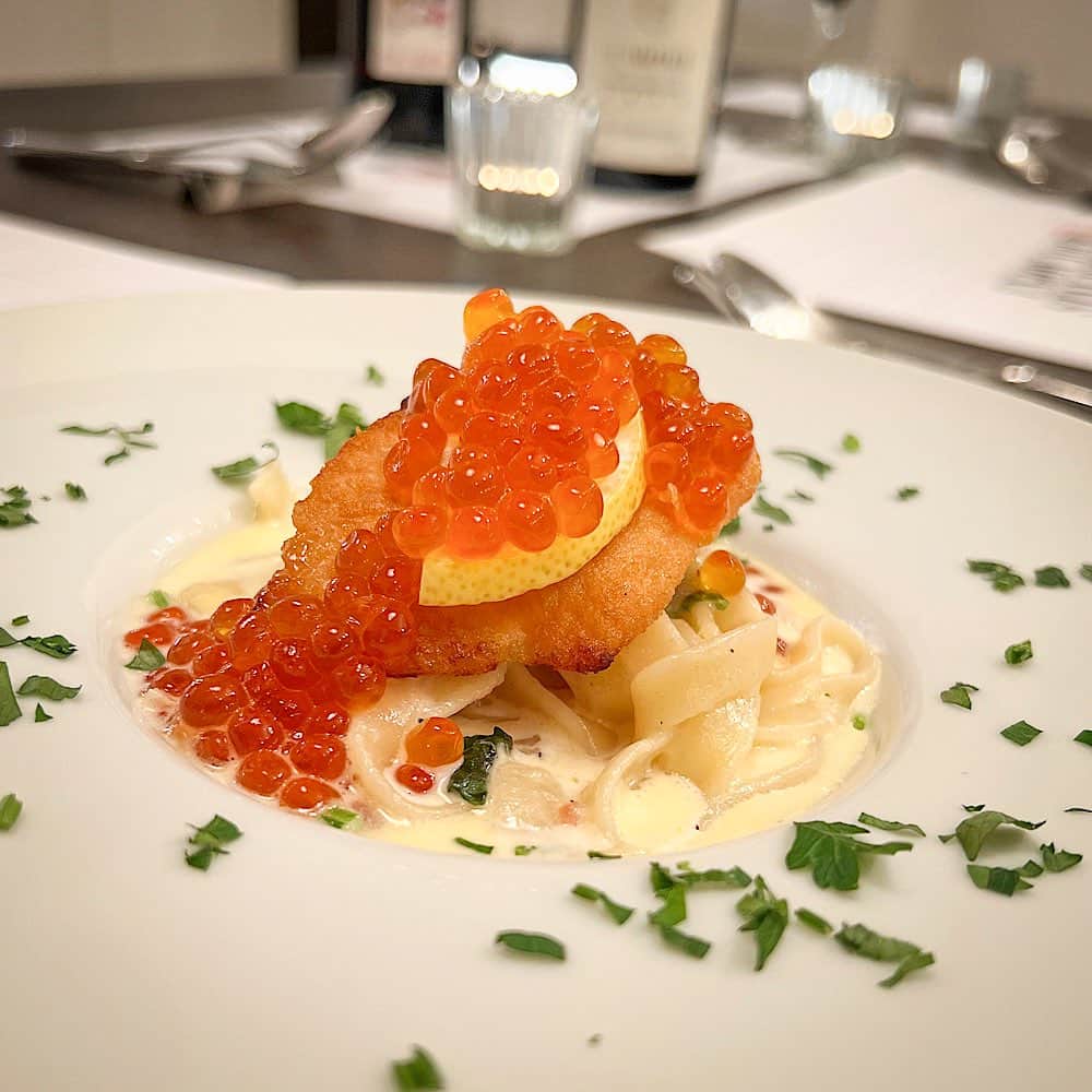 のインスタグラム：「.  EMANON Autumn Course10/11- Start!!  Dinner TimeのCourse Startは  秋鮭といくらの レモンクリームフェットチーネ  マリネした秋鮭をオーブン焼きし、 レモンの酸味を加えたクリームソースにモチモチの生パスタで。 仕上げに生いくらを たっぷりとのせた秋の季節パスタです。  是非ご来店お待ちしております！  #渋谷#渋谷グルメ#tokyo #shibuya」