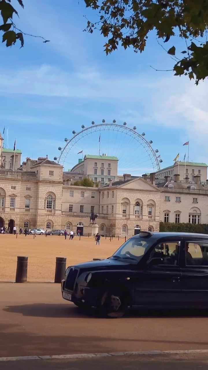 @LONDON | TAG #THISISLONDONのインスタグラム：「🐎 @MrLondon at #HorseGuardsParade 💂🏼‍♂️ Such a beautiful slice of London. Who’s been here? 🙌🏼  ___________________________________________  #thisislondon #lovelondon #london #londra #londonlife #londres #uk #visitlondon #british #🇬🇧 #whattodoinlondon #londonreviewed #westminster #londoneye」