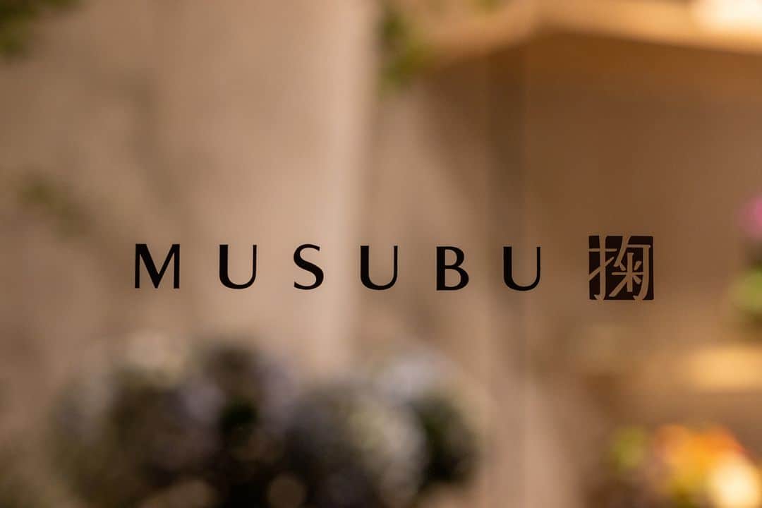 シャングリ・ラ ホテル 東京 ヘブンリーウエディングのインスタグラム：「@grandhyatttokyo_wedding  掬 -MUSUBU- ———————————————  @uiflorist の実店舗として ロビーフロアにオープンしたフラワーセレクトショップ  生花をはじめ、フラワーアレンジメントや 日本各地の伝統工芸品など おふたりの生活に彩りを添える品々や ギフトに最適なアイテムが揃います  ——————————————— ▼ブライダルフェアのご予約はハイライトから @grandhyatttokyo_wedding  #グランドハイアット東京 #グランドハイアット東京ウェディング #グラハイ花嫁 #grandhyatttokyowedding」