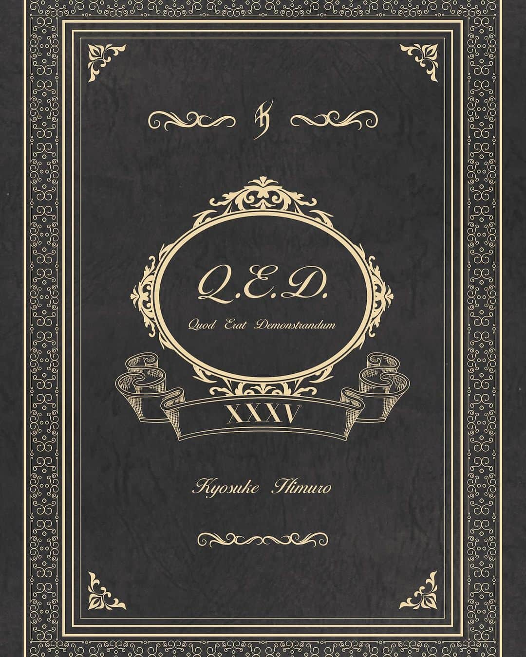 のインスタグラム：「KYOSUKE HIMURO 35th Anniversary LIVE FILMS AND PHOTO BOOK《QUOD ERAT DEMONSTRANDUM》  氷室京介ソロデビュー35周年を記念した映像作品『Quod Erat Demonstrandum』が、2023年12月20日（水）にリリース決定！  『Quod Erat Demonstrandum』（クォド・エラト・デーモンストランドム）とは、「証明されるべきもの」「証明完成」といった意味のラテン語。その名の通り氷室京介の「活動の証明」となるクロニクルな映像作品と初DVD化作品、そして初リリース作品からなる重厚な映像群《LIVE FILMS》とソロ前夜から活動休止直前までの氷室京介を240ページに収めた《PHOTO BOOK》から成るメモリアルな作品「Q.E.D.」。  詳細はオフィシャルサイトにて himuro.com/news/  #氷室京介 #QuodEratDemonstrandum #kingswing」