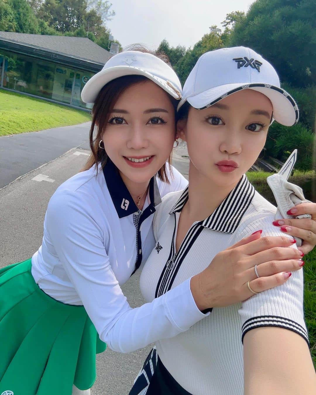 のインスタグラム：「初めての韓国ゴルフ❣️⛳️ そしてヘジと初めてのゴルフ❤️ @oliviahyevang   女子の試合を控えてるゴルフ場でのゴルフだったのでラフはめっちゃ深いしグリーンがすごい難しかった🤣❣️  9ホール上がる前に事前にチキンとビールを注文できて、上がったらすぐ食べれるシステム最高🥺 時間のロスがない♡  初めての韓国ゴルフとても楽しかった😍  #ゴルフ #ゴルフ女子 #golf #golfgirls  #골프 #골프스타그램  #高尔夫 #golfswing  #韓国スタイル #ゴルフウェア #ゴルフコーデ #골프장 #블루헤런cc #치맥」