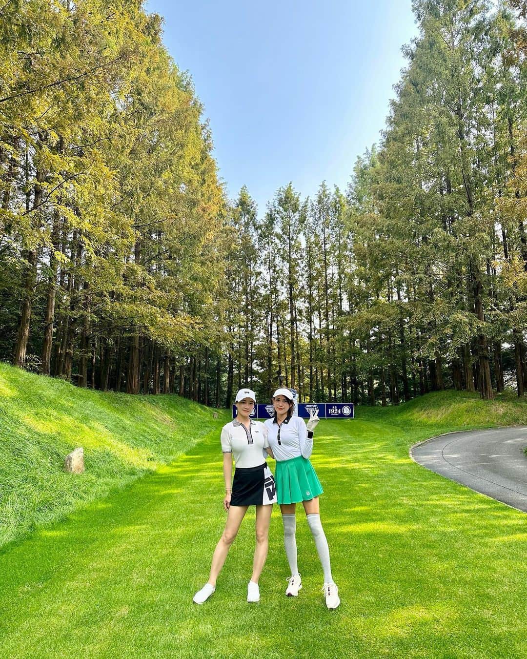 ISHIIYUKIKOさんのインスタグラム写真 - (ISHIIYUKIKOInstagram)「初めての韓国ゴルフ❣️⛳️ そしてヘジと初めてのゴルフ❤️ @oliviahyevang   女子の試合を控えてるゴルフ場でのゴルフだったのでラフはめっちゃ深いしグリーンがすごい難しかった🤣❣️  9ホール上がる前に事前にチキンとビールを注文できて、上がったらすぐ食べれるシステム最高🥺 時間のロスがない♡  初めての韓国ゴルフとても楽しかった😍  #ゴルフ #ゴルフ女子 #golf #golfgirls  #골프 #골프스타그램  #高尔夫 #golfswing  #韓国スタイル #ゴルフウェア #ゴルフコーデ #골프장 #블루헤런cc #치맥」10月6日 18時36分 - ishii_yukiko