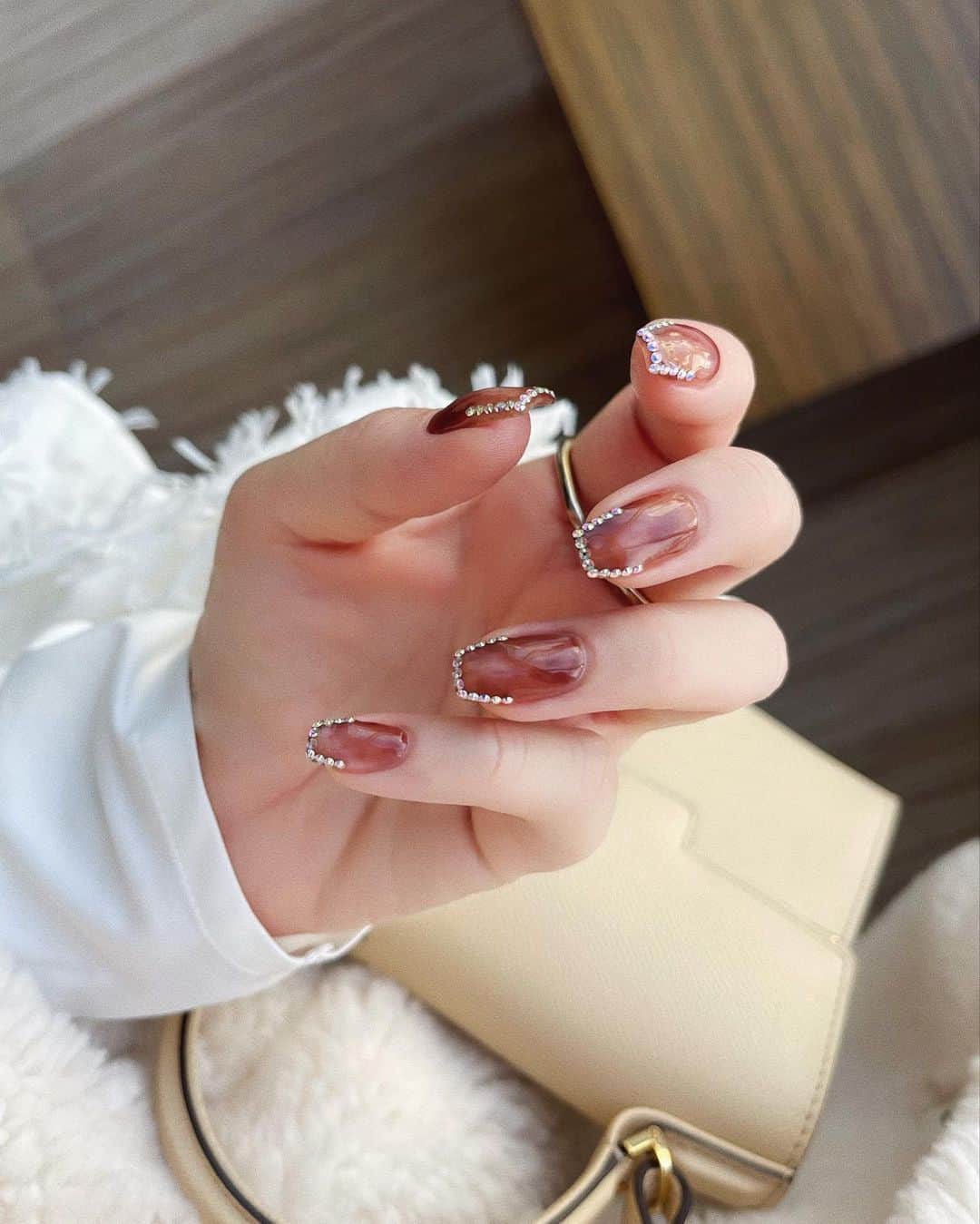 のインスタグラム：「nail 🤎🍂🪩 秋を意識して色んなブラウンを混ぜて乗せてしてくれた♡天才 爪先はちょびっとギャルみ感じてお気に入り✌🏻 👩🏻‍🦰 @chie.1113」