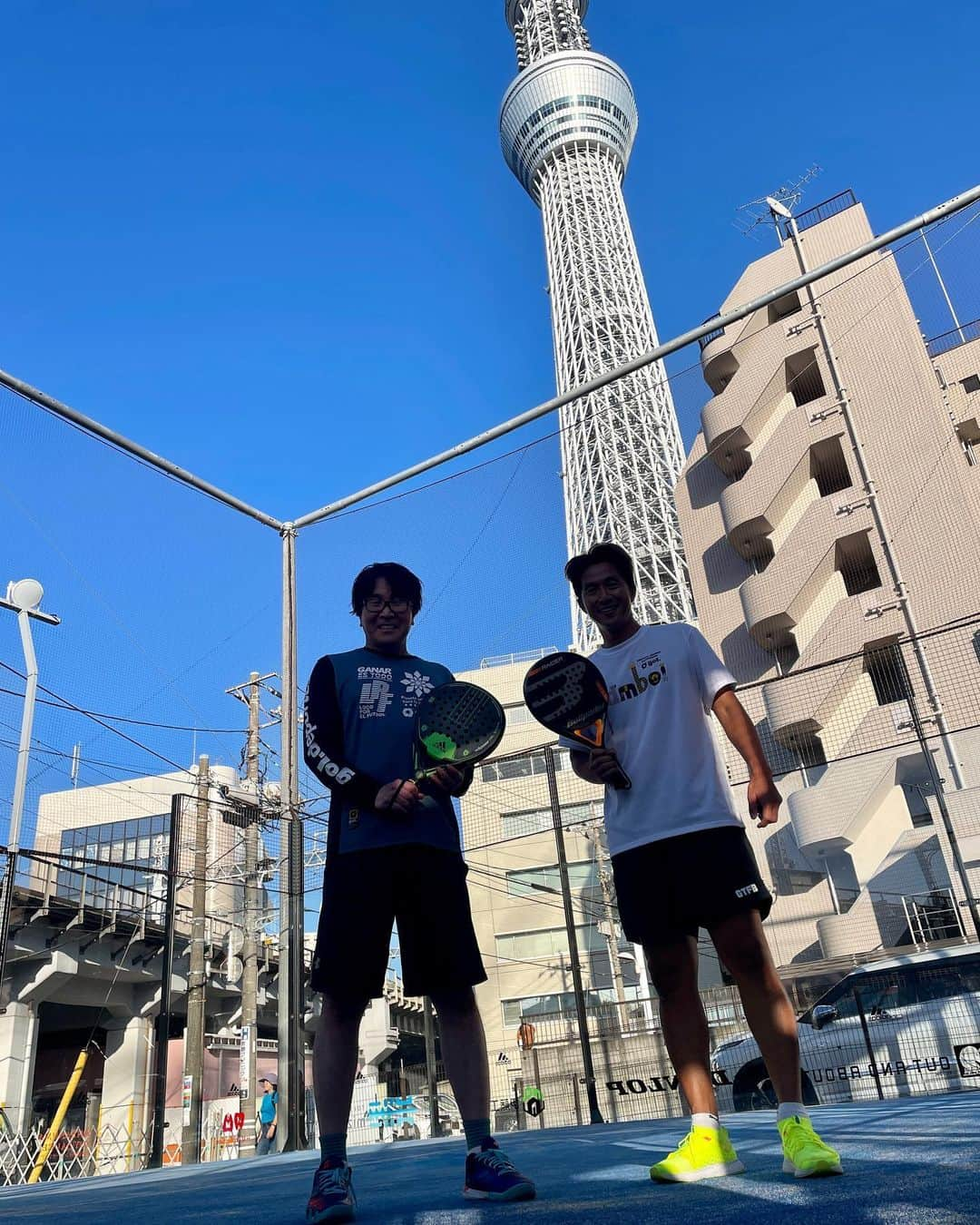 福西崇史のインスタグラム：「. スカイツリーの麓で、 久しぶりすぎのパデル🎾 . 忘れてた感覚が戻って来たくらいで終了🤣🤣🤣 高橋先生もやっぱりうまいわ〜👏 . 逆光くらいがちょーどいい📸笑🤣 . #パデル #押上 #スカイツリー #高橋陽一 #キャプテン翼 #南葛sc #カットを覚えたい #カメラ #逆光」