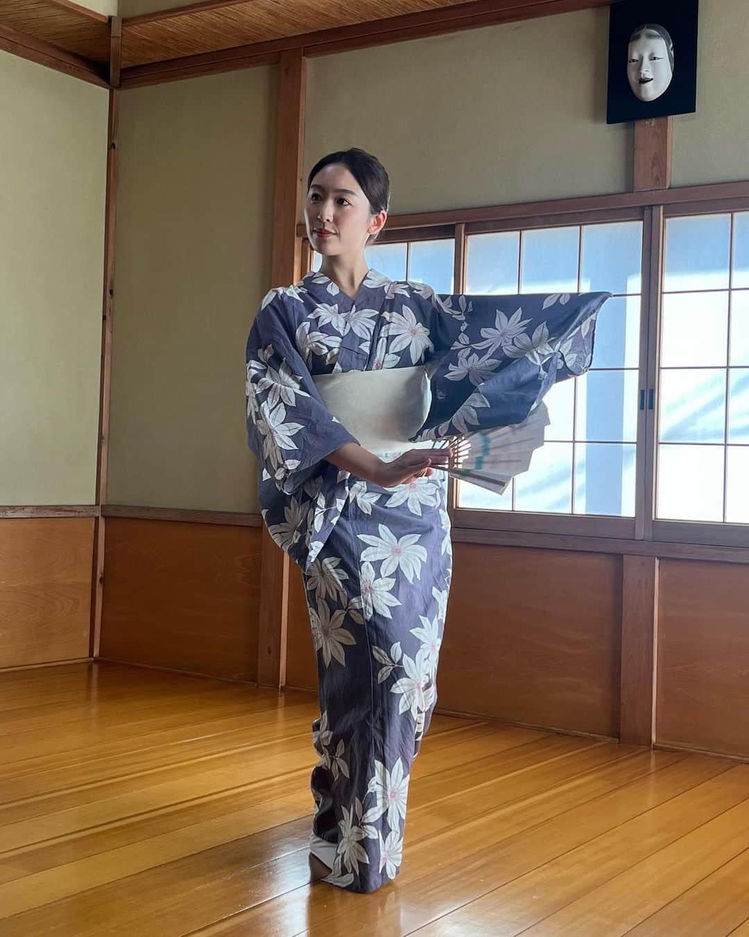 三輪晴香さんのインスタグラム写真 - (三輪晴香Instagram)「. . 長年続けている 日本舞踊のお稽古へ👘  女性のしおらしさ奥ゆかしさ、ある人を想う切なさだったり、たまに手のひらで転がしてみる可愛らしさだったり、心の機嫌を踊りで表現するのはとても難しいことなんです。 でもまだまだ追求していきたいところです☺️  日本舞踊藤間流 曲：あやめ浴衣  #日本舞踊 #藤間流 #稽古 #和服 #浴衣 #あやめ浴衣」10月6日 18時39分 - miwamiwa4010