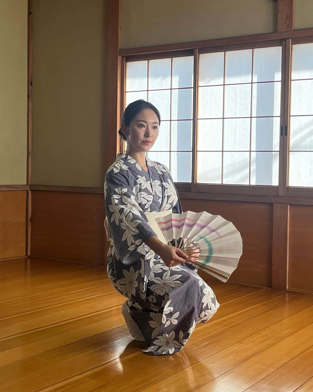 三輪晴香のインスタグラム：「. . 長年続けている 日本舞踊のお稽古へ👘  女性のしおらしさ奥ゆかしさ、ある人を想う切なさだったり、たまに手のひらで転がしてみる可愛らしさだったり、心の機嫌を踊りで表現するのはとても難しいことなんです。 でもまだまだ追求していきたいところです☺️  日本舞踊藤間流 曲：あやめ浴衣  #日本舞踊 #藤間流 #稽古 #和服 #浴衣 #あやめ浴衣」