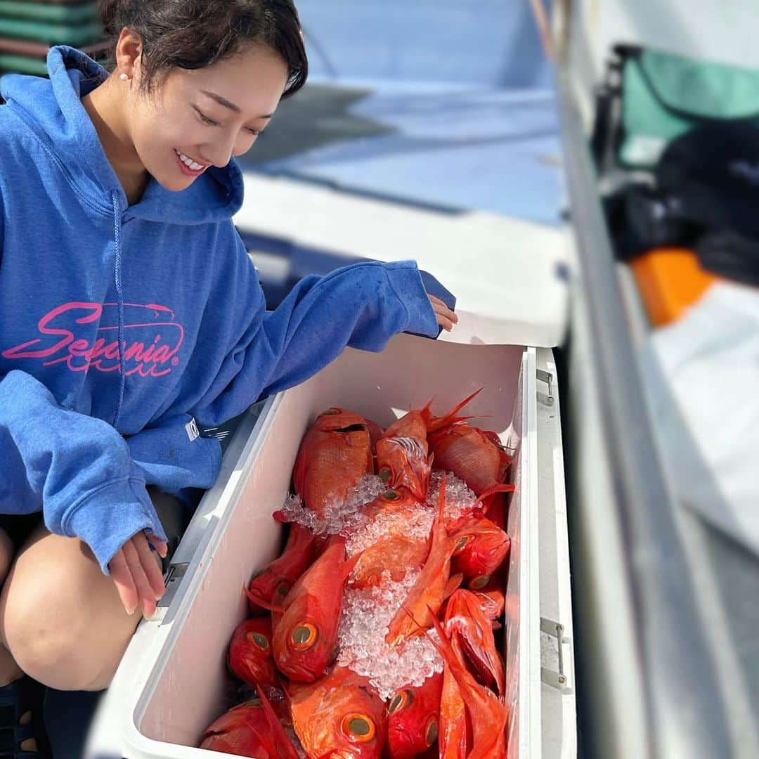 片原恵麻さんのインスタグラム写真 - (片原恵麻Instagram)「久々に雨の中釣りした日🤔  でも釣りしてる最中に降り出すと気にならないせいで、気づけばびしょびしょ😂  良型たくさん釣れて嬉しかった楽しかった最高だった🥳  📍大原港 鈴栄丸 ⋱⋰ ⋱⋰ ⋱⋰ ⋱⋰ ⋱⋰ ⋱⋰ ⋱⋰ ⋱⋰ ⋱⋰ ⋱⋰ ⋱⋰ ⋱⋰ #鈴栄丸#大原港#釣りガール#マルキユー#釣り女子#釣り#ルアマガ女子部 #fishing#钓鱼#낚시#鱼#강태공#낙씨광#헤라브나#붕어#붕어빵#붕어낚시#鲫鱼#金目鯛#キンメ#キンメダイ#深場#深場釣り」10月6日 18時40分 - emma_katahara