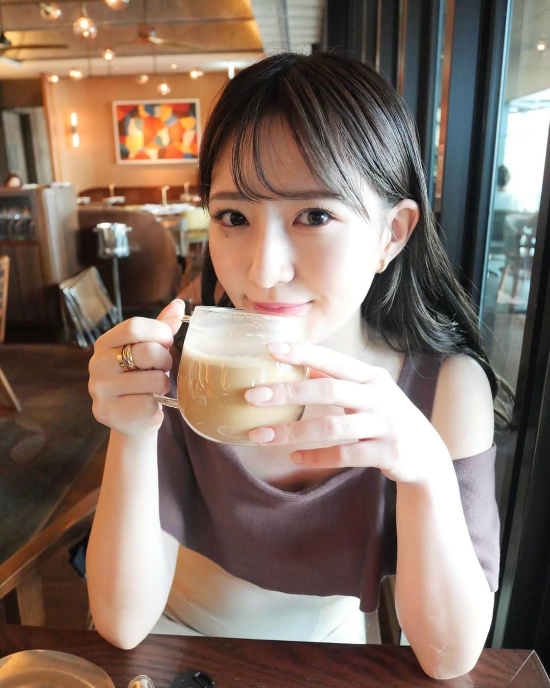 のインスタグラム：「さやかに撮ってもらった写真☕️（YouTube撮った日だからめちゃくちゃ前だけど笑）  このオーツミルクラテ美味しすぎた😌  Photograph taken by @sayaka__yamaguchi_   #スターダスト #伊藤彩華 #カフェ #表参道カフェ #オーツミルクラテ #cafe #noela #ノエラ #秋コーデ #デート」