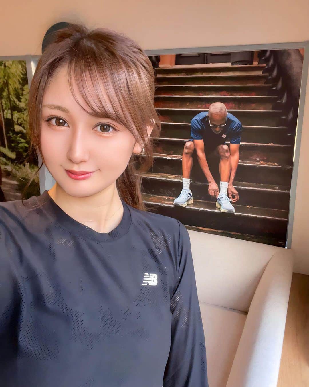 七瀬美月のインスタグラム：「newbalanceの1080 👟🩶v13の ランニングイベントに参加させていただきました🏃‍♀️🌈🩵 雨振らなくてよかった🌻  目黒川沿いを3キロほど走りました🏃‍♀️ v13軽くて履き心地良くてクッション凄くて 何よりNBってホントに沢山歩いたり走っても足痛くならない！🥳  今日のイベントはコアランナー向けとライフスタイルランナー向けと初心者向け🔰があって、  もちろん初心者向けコースでした🤣🩷  美脚＆腸活ランの先生だったので 走り方、フォーム、教えてもらいました🩷😍 楽しかった🌈🏃‍♀️  普段運動しないけど、目黒川沿いってだけで 知ってるお店沢山あって それ見ながら走ると楽しいし飽きない🥰🍫  明日筋肉痛なりそう🐷  去年もNBラン🏃‍♀️＆サウナ参加させていただいたので また機会があれば走りたいなぁ🩷🥳  #nb#ニューバランス#NBイベント #newbalance #newbalanceJapan #スニーカー#v13#1080#Sneaker #スニーカー女子 #ナイスニ#freshfoam1080  #freshfoamx1080v13#池尻大橋#目黒川 #ランニング#running」