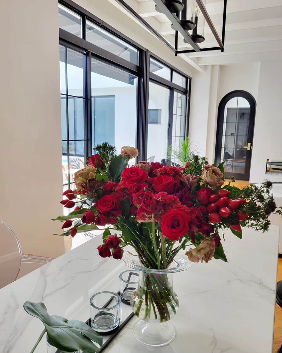 のインスタグラム：「・ 先日結婚10周年を迎えました🌹  あっという間と言うよりも イタリアへの新婚旅行が10年前？ と、思うと凄い前だなと感じました。  この10年で私は凄い変わりました。 強くなり頼もしくもなり 気持ちに余裕がもてるようになりました。  今では経営者でデザイナーでママです。  ここからまた10年で また凄い変わるのかな… 楽しみです♪  パパや娘と過ごせるのも あとがんばって50年位かな… だから1日1日を楽しみたい！  そして昔からの友人何人かに 結婚10周年の話をしましたら口を揃えて… 「パパ耐えたね」w  #結婚記念日 #結婚10周年 #ダイヤモンドは自分で買います」